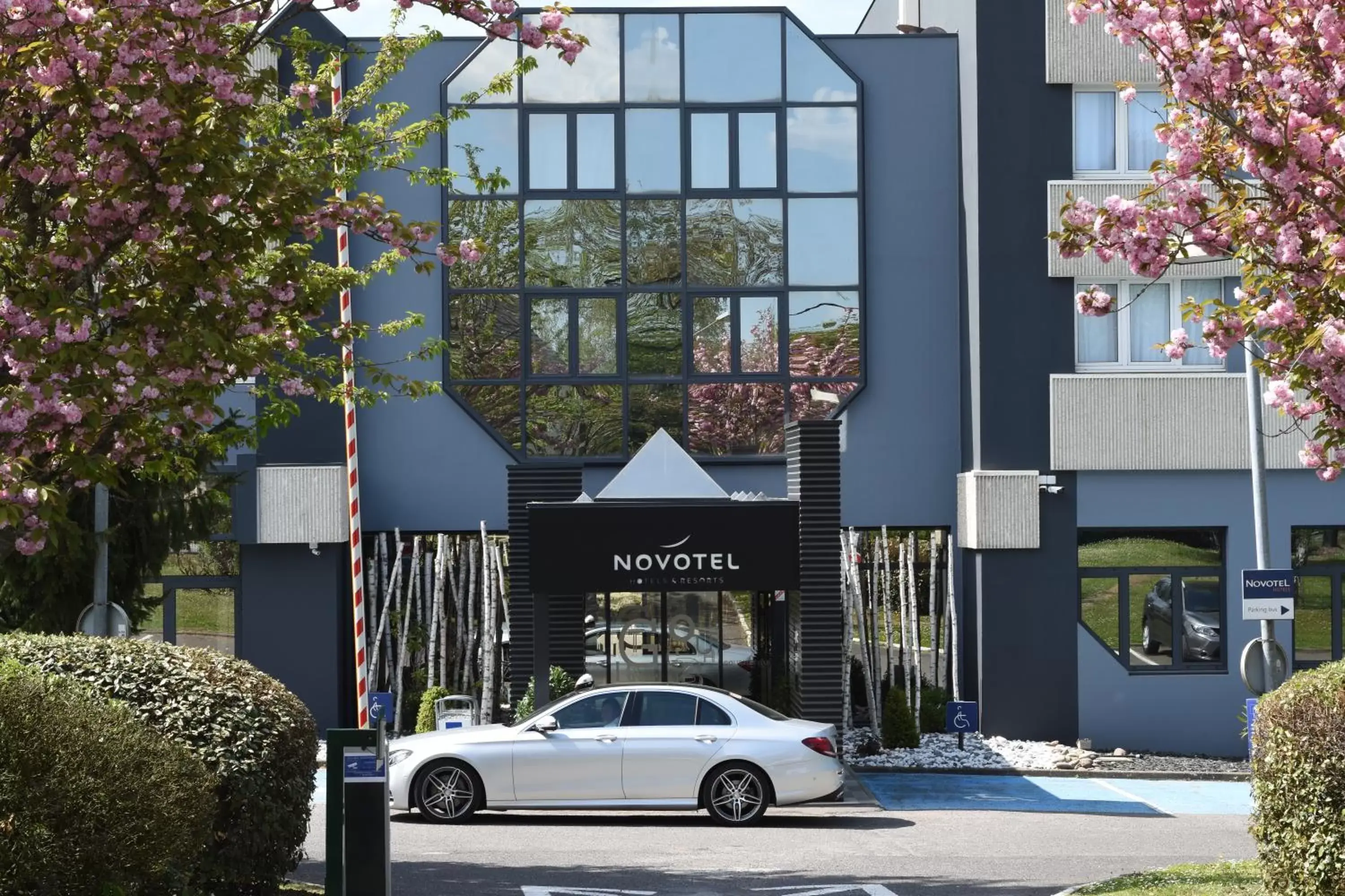 Facade/entrance, Property Building in Novotel Orléans Saint Jean de Braye