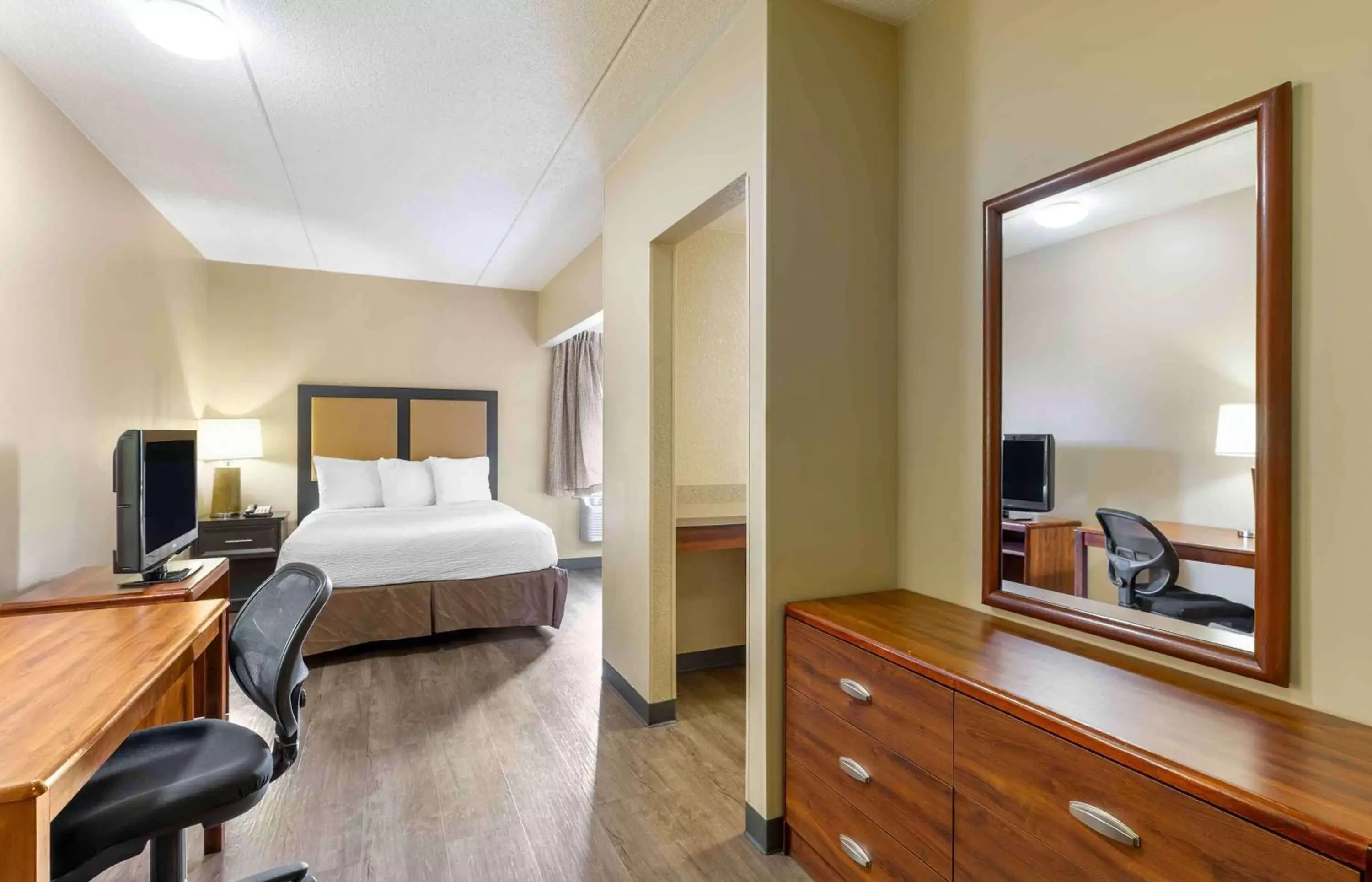 Bedroom, TV/Entertainment Center in Extended Stay America Suites - Cleveland - Middleburg Heights