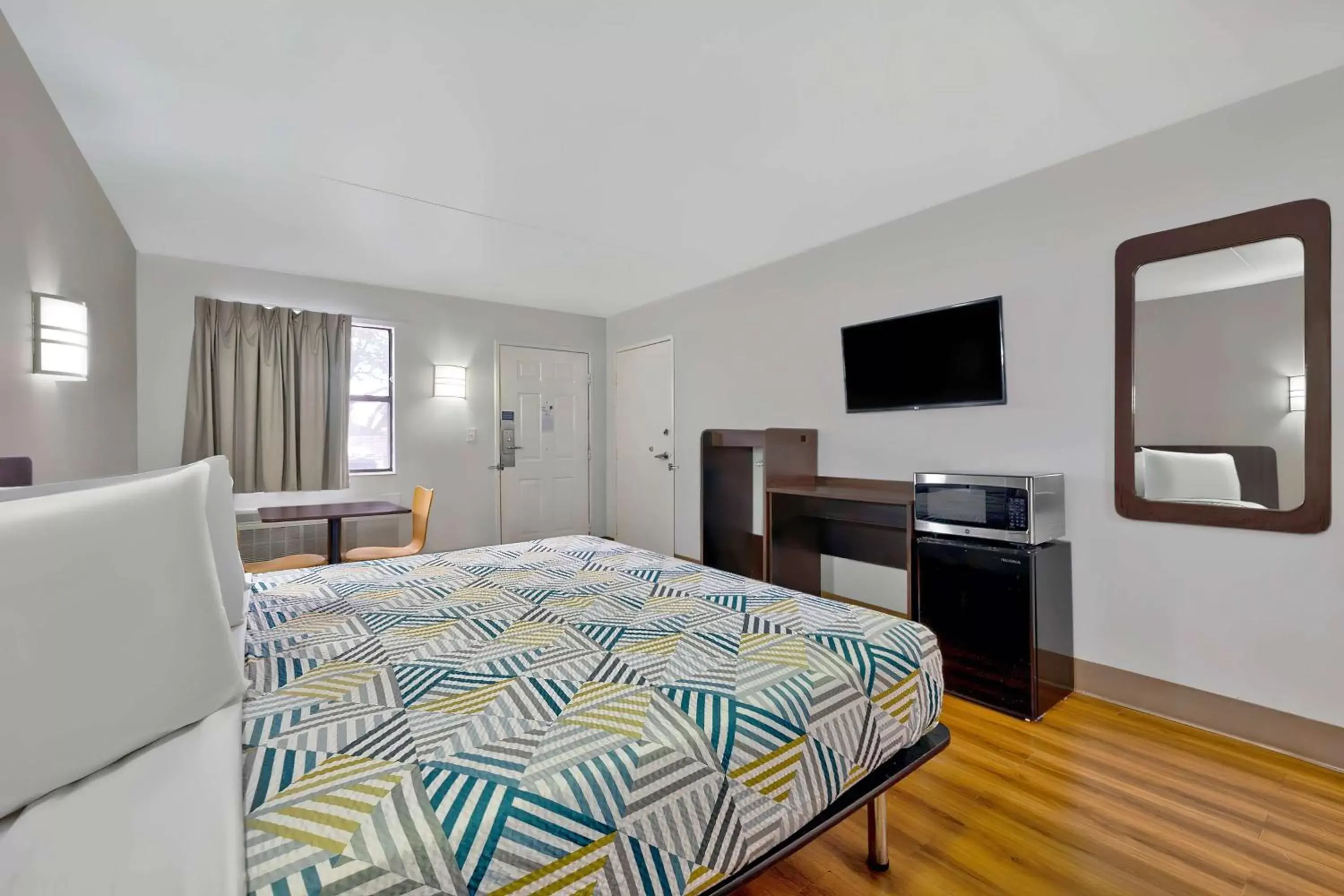 Bedroom, Bed in Motel 6-Plano, TX - Plano Northeast Bedroom, Bed in Motel 6-Plano, TX - Plano Northeast