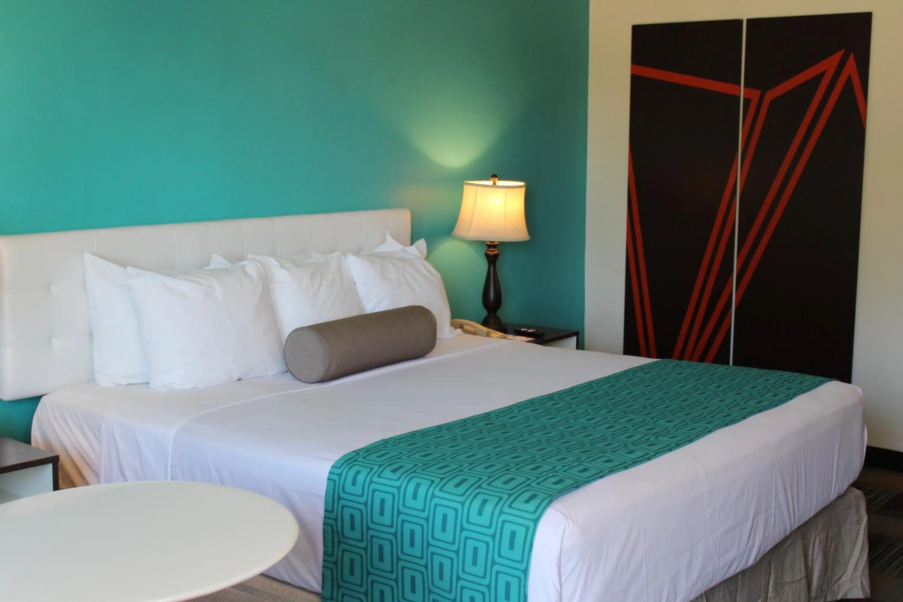 Property building, Bed in Howard Johnson by Wyndham San Diego Hotel Circle