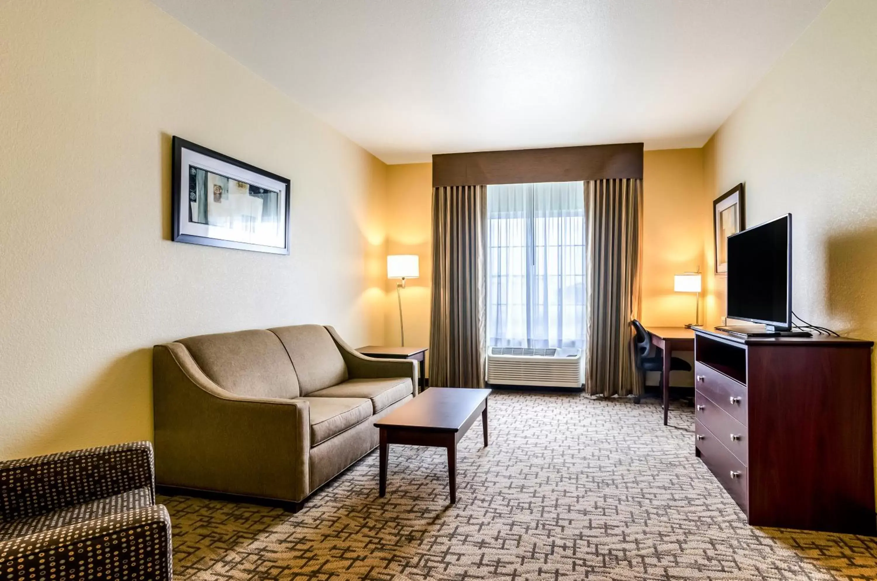 Bed, Seating Area in Cobblestone Hotel & Suites - McCook
