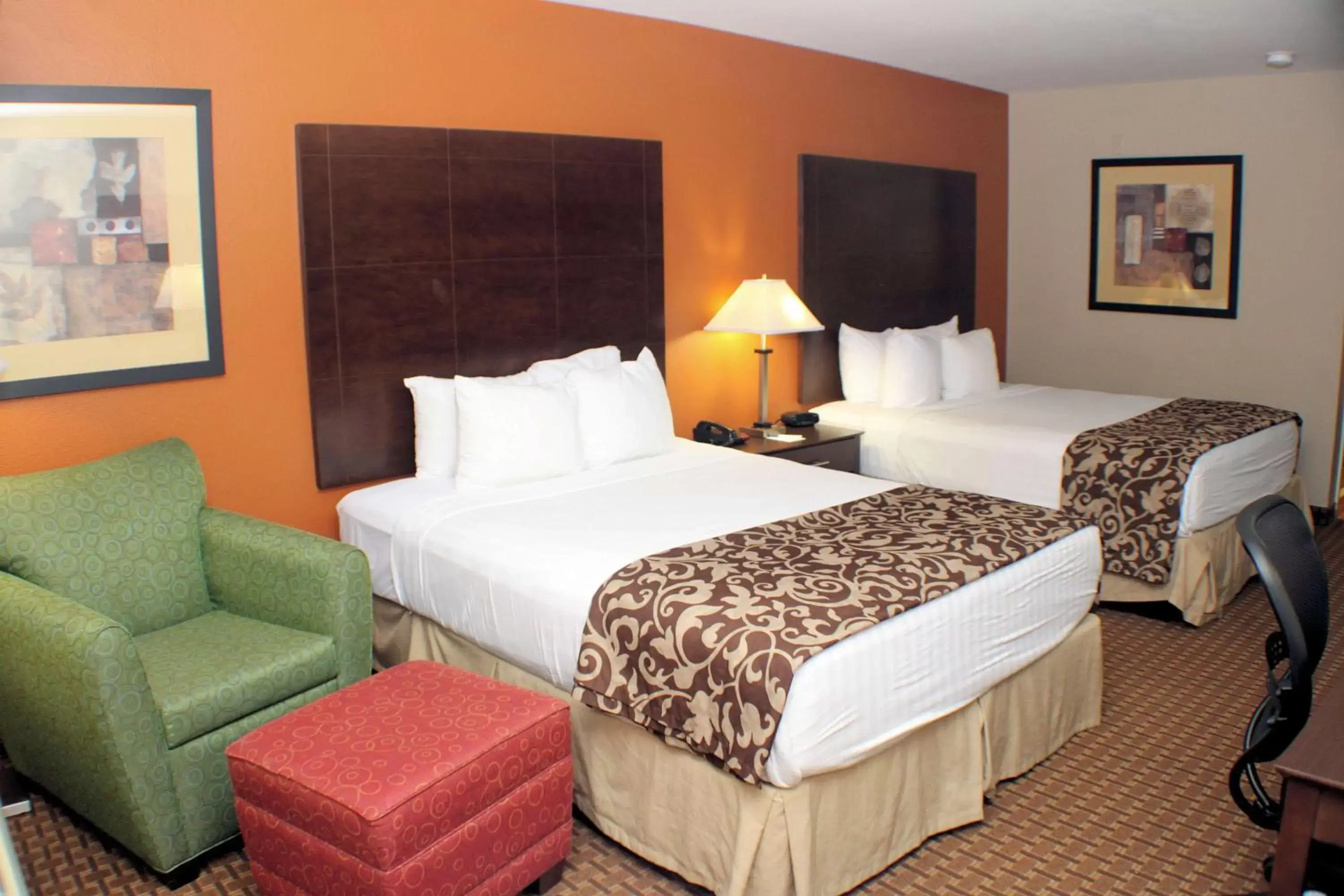 Photo of the whole room, Bed in Best Western Inn & Suites