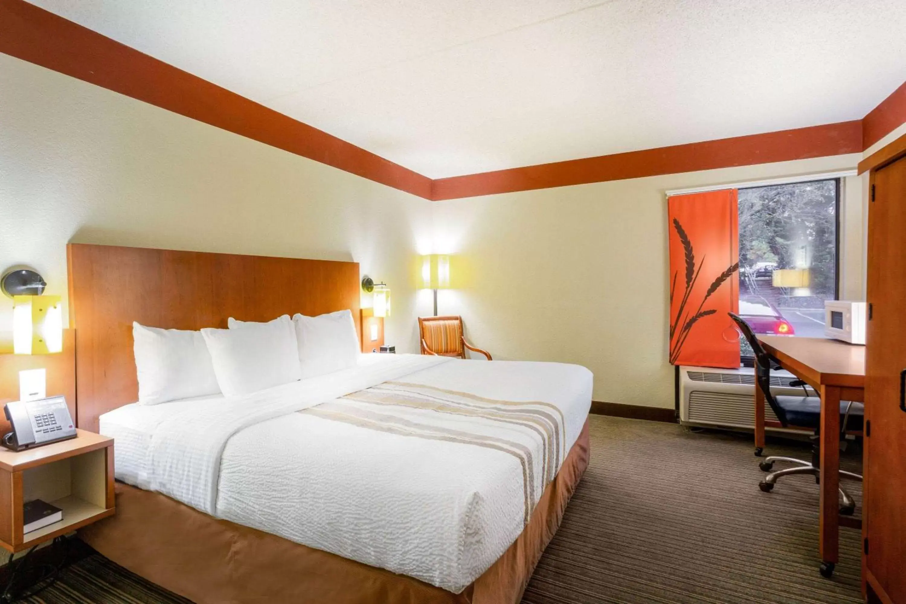 Photo of the whole room, Bed in La Quinta by Wyndham Charlotte Airport North