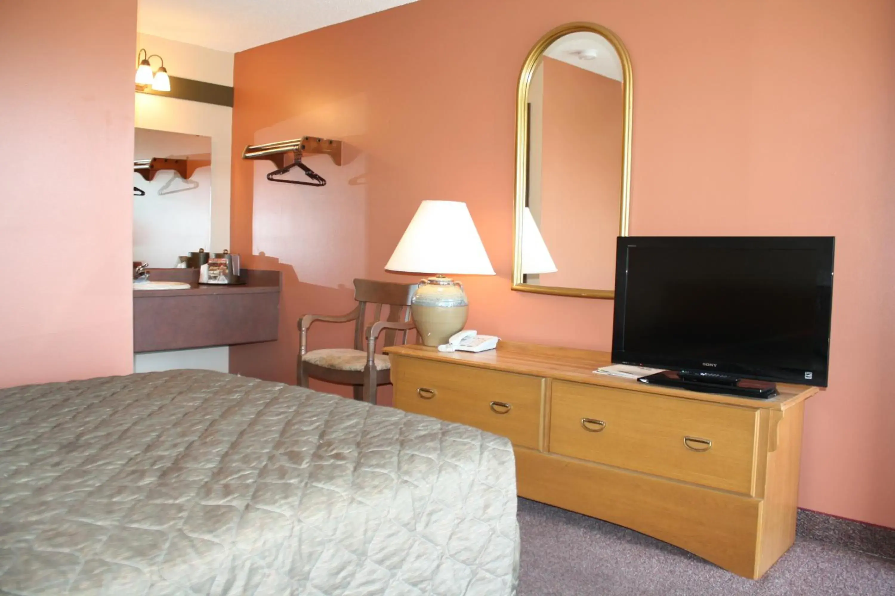 TV and multimedia, TV/Entertainment Center in Outback Roadhouse Motel & Suites Branson