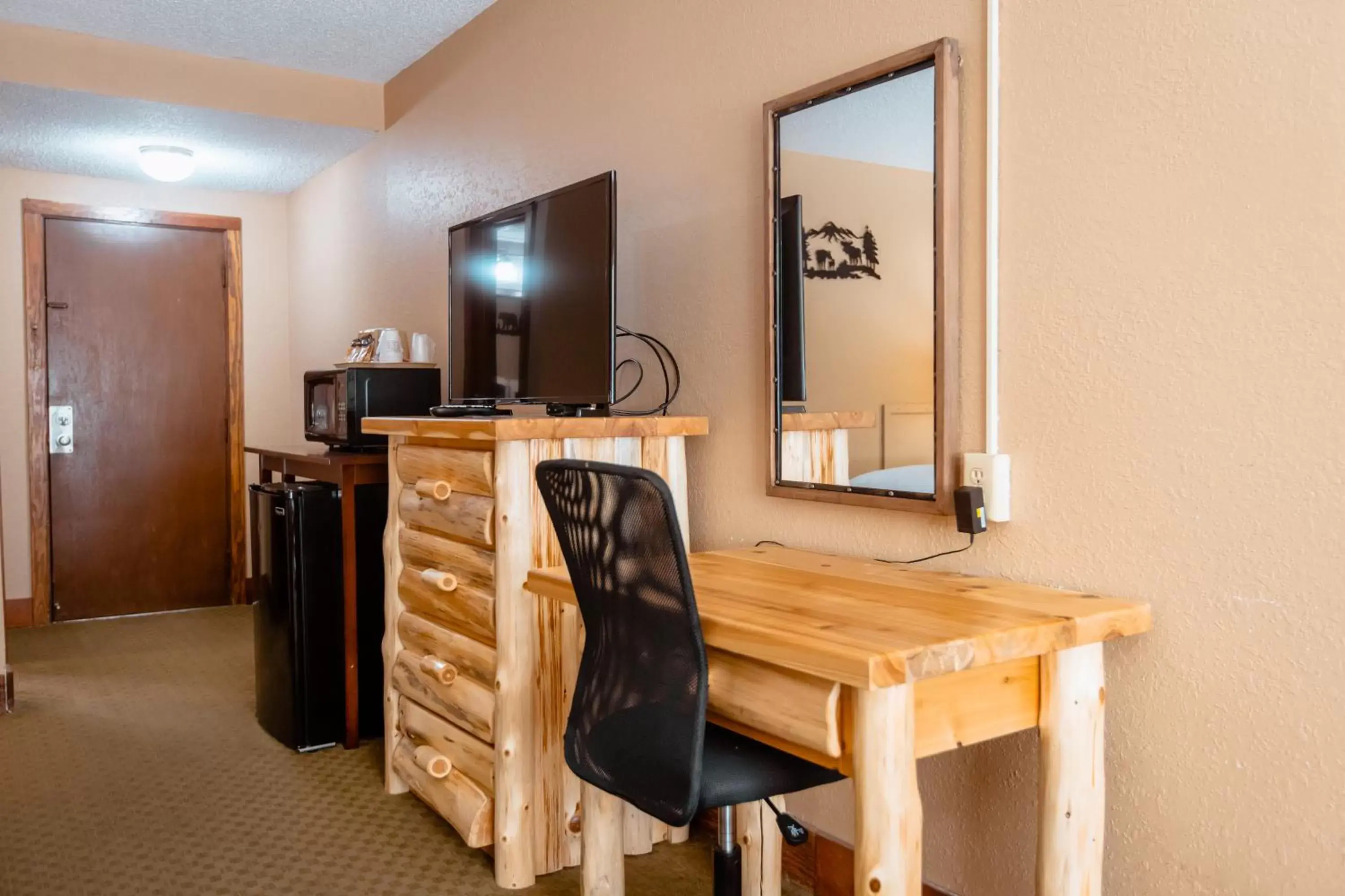 Photo of the whole room, TV/Entertainment Center in Brookside Lodge