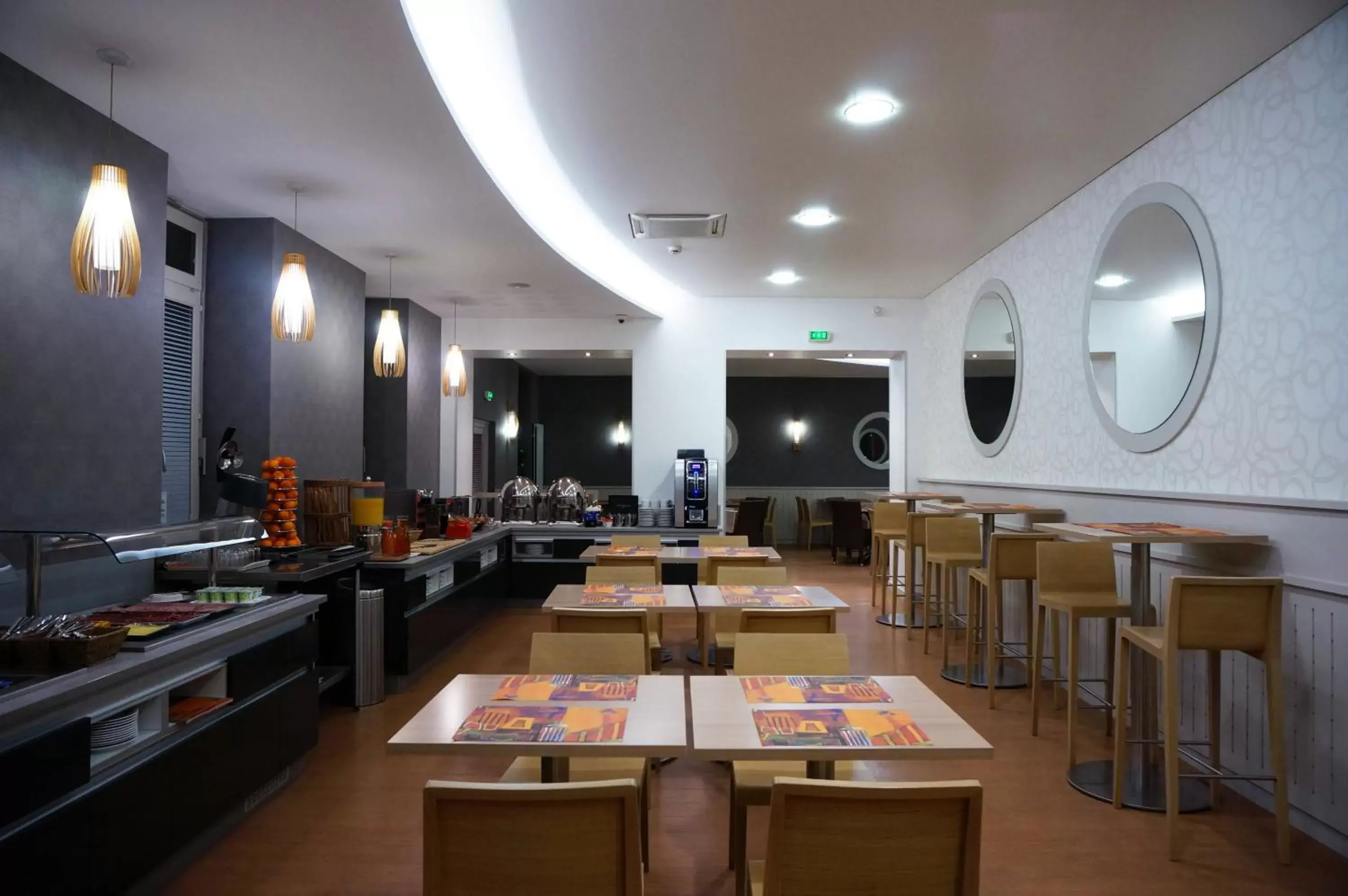 Restaurant/Places to Eat in LOGIS Hôtel de Bourgogne - Mâcon