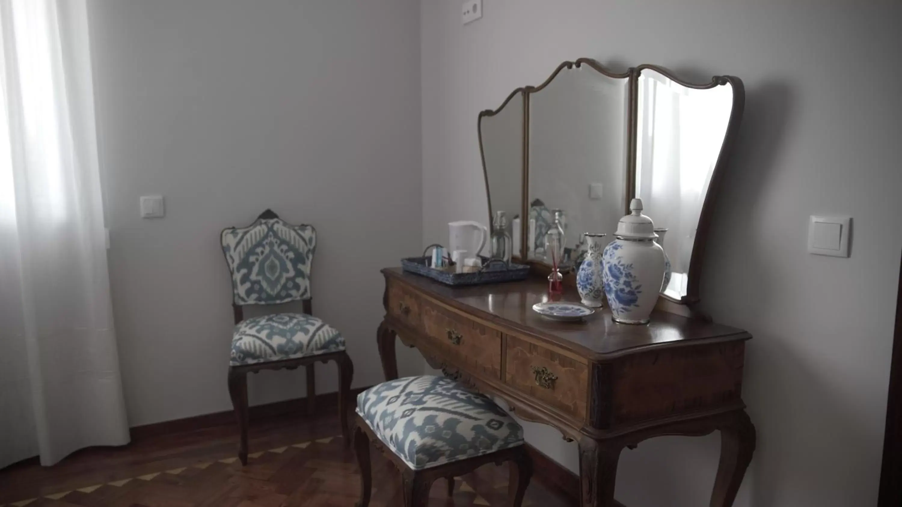 Coffee/tea facilities, Seating Area in Vila Milreu Guest House