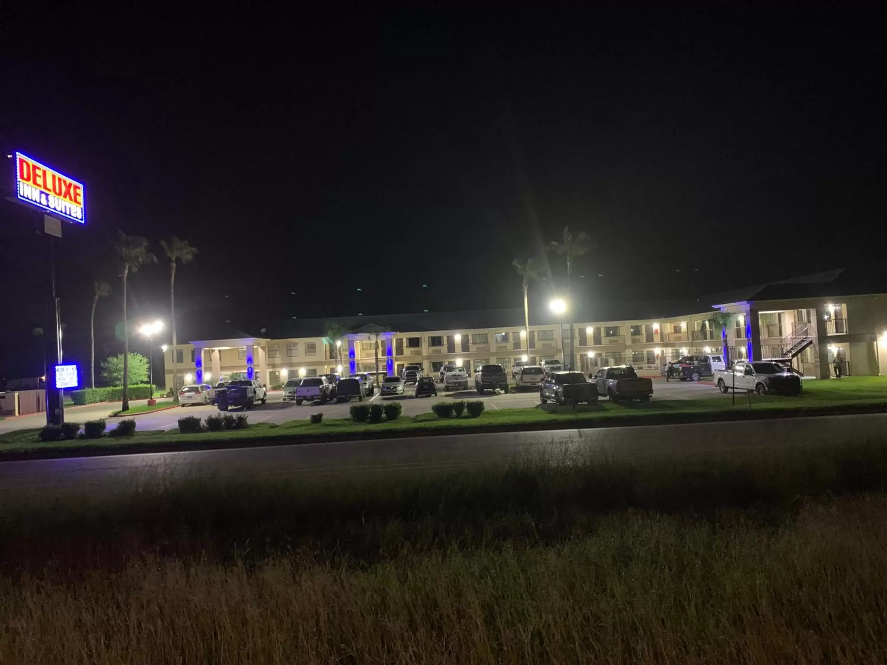 Property building in Deluxe Inn and Suites Property building in Deluxe Inn and Suites