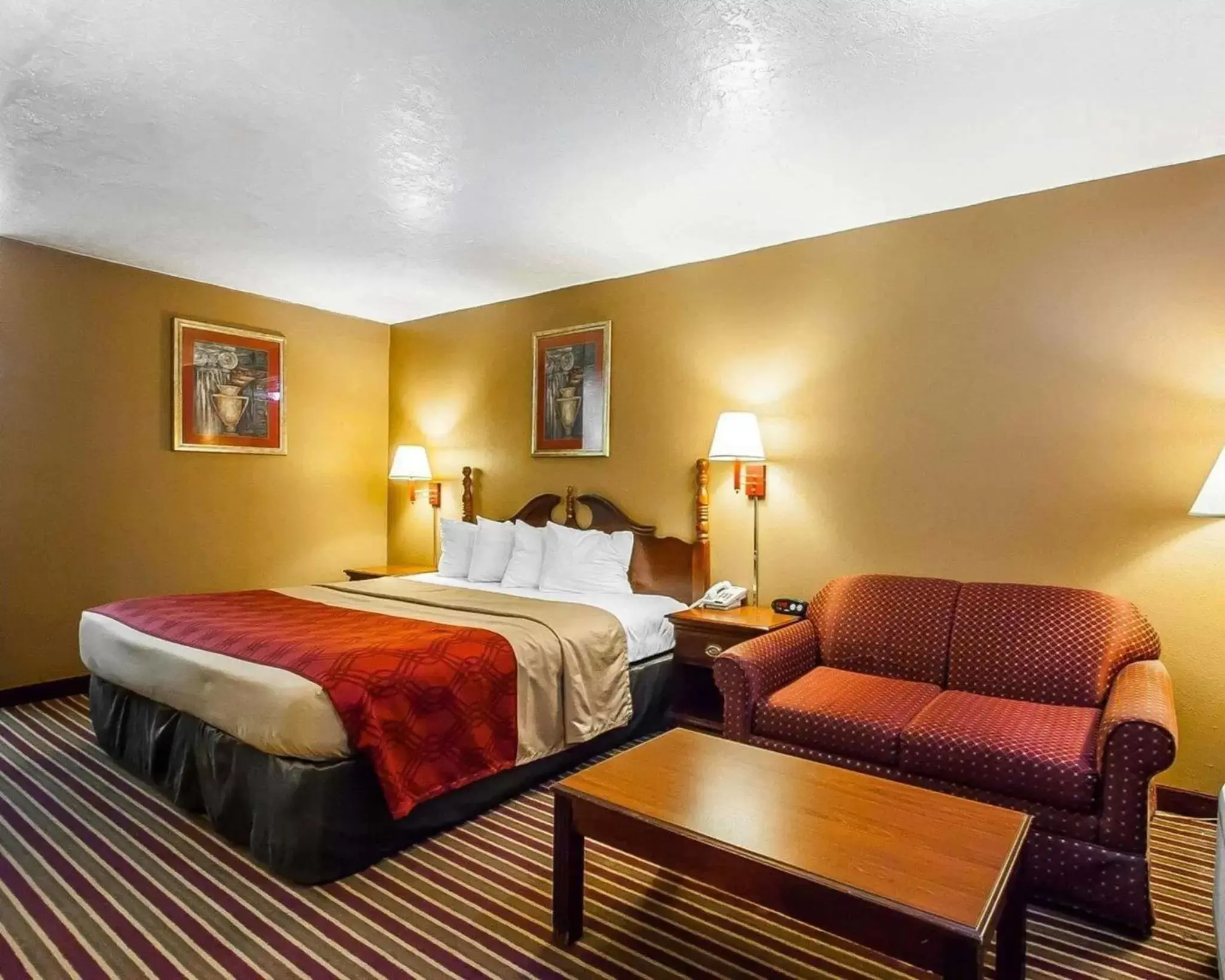 Photo of the whole room, Bed in Econo Lodge Dyersburg