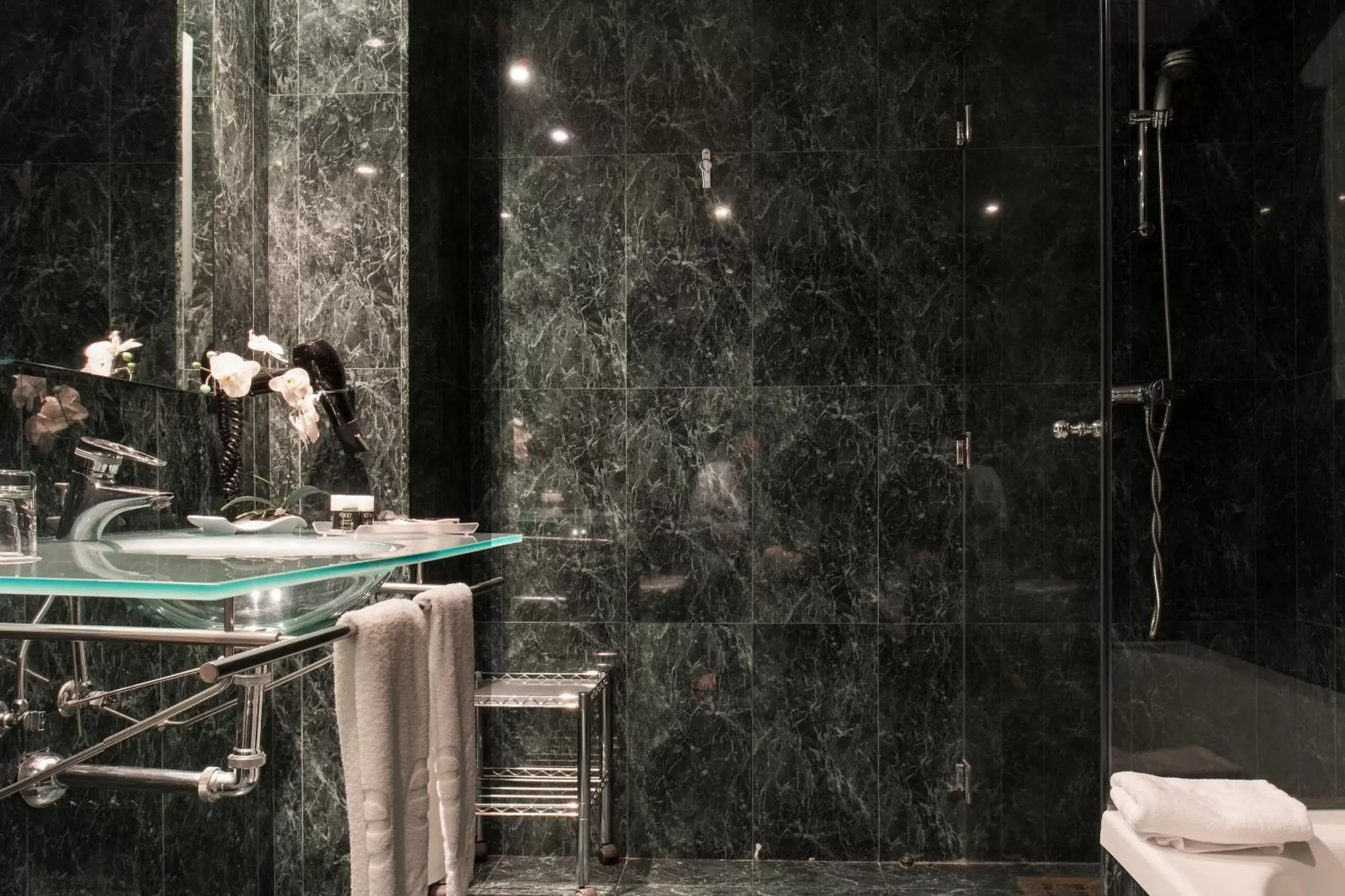 Bathroom in Exe Cuenca Bathroom in Exe Cuenca