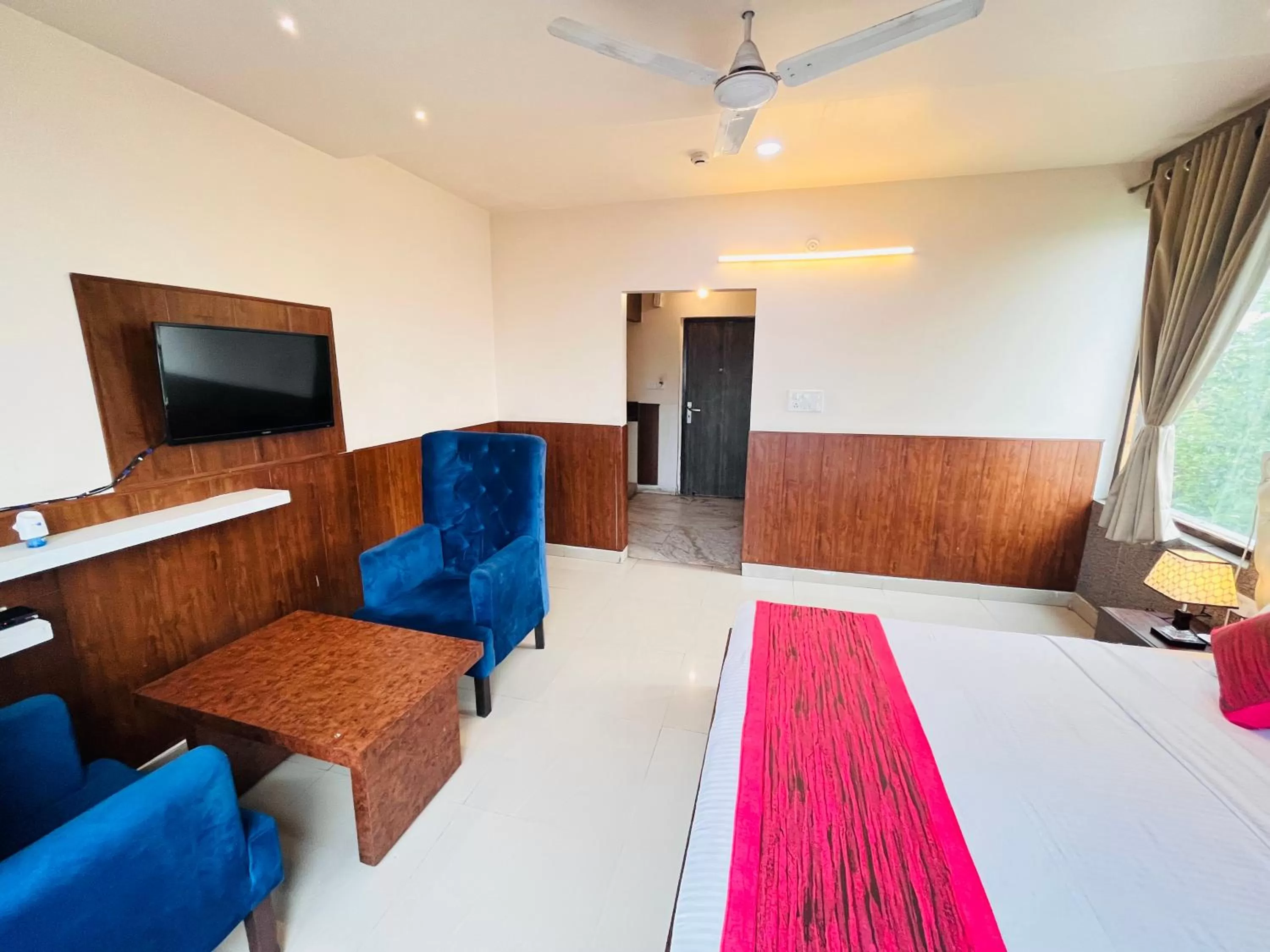 Bed, Seating Area in Hotel The Leaf - Gomti Nagar Lucknow