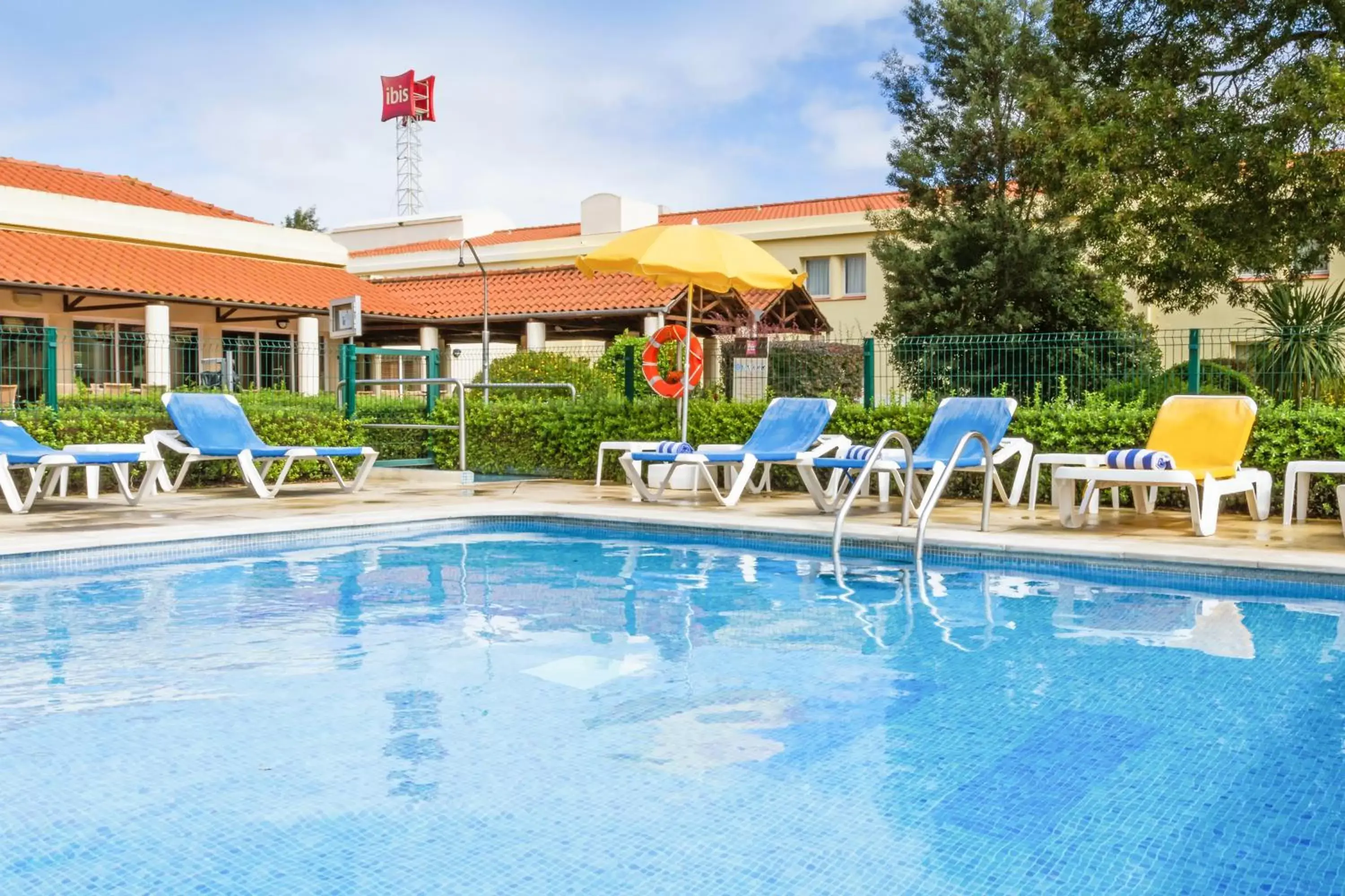 Swimming pool in Hotel ibis Setubal Swimming pool in Hotel ibis Setubal