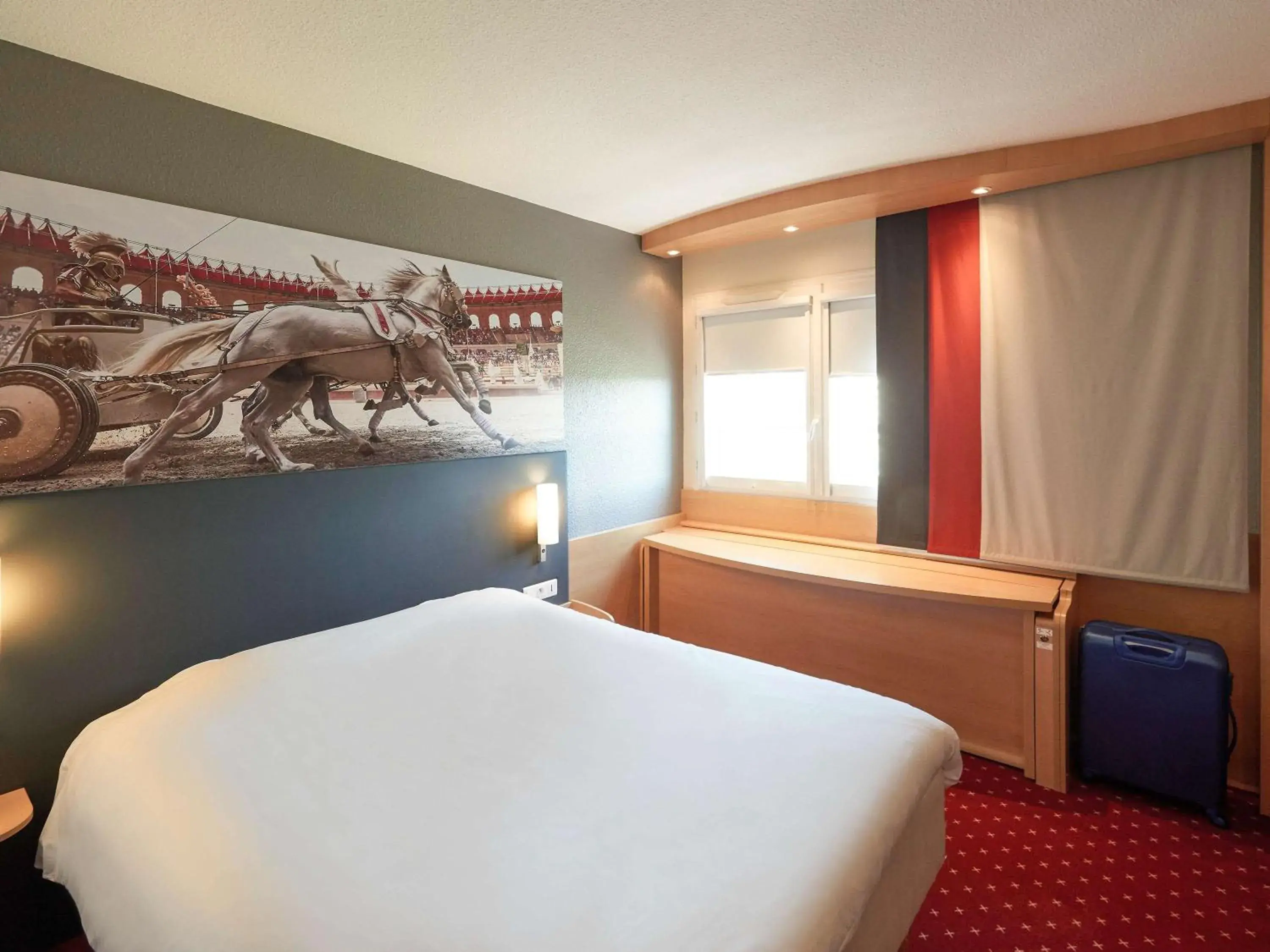 Photo of the whole room, Bed in ibis Cholet