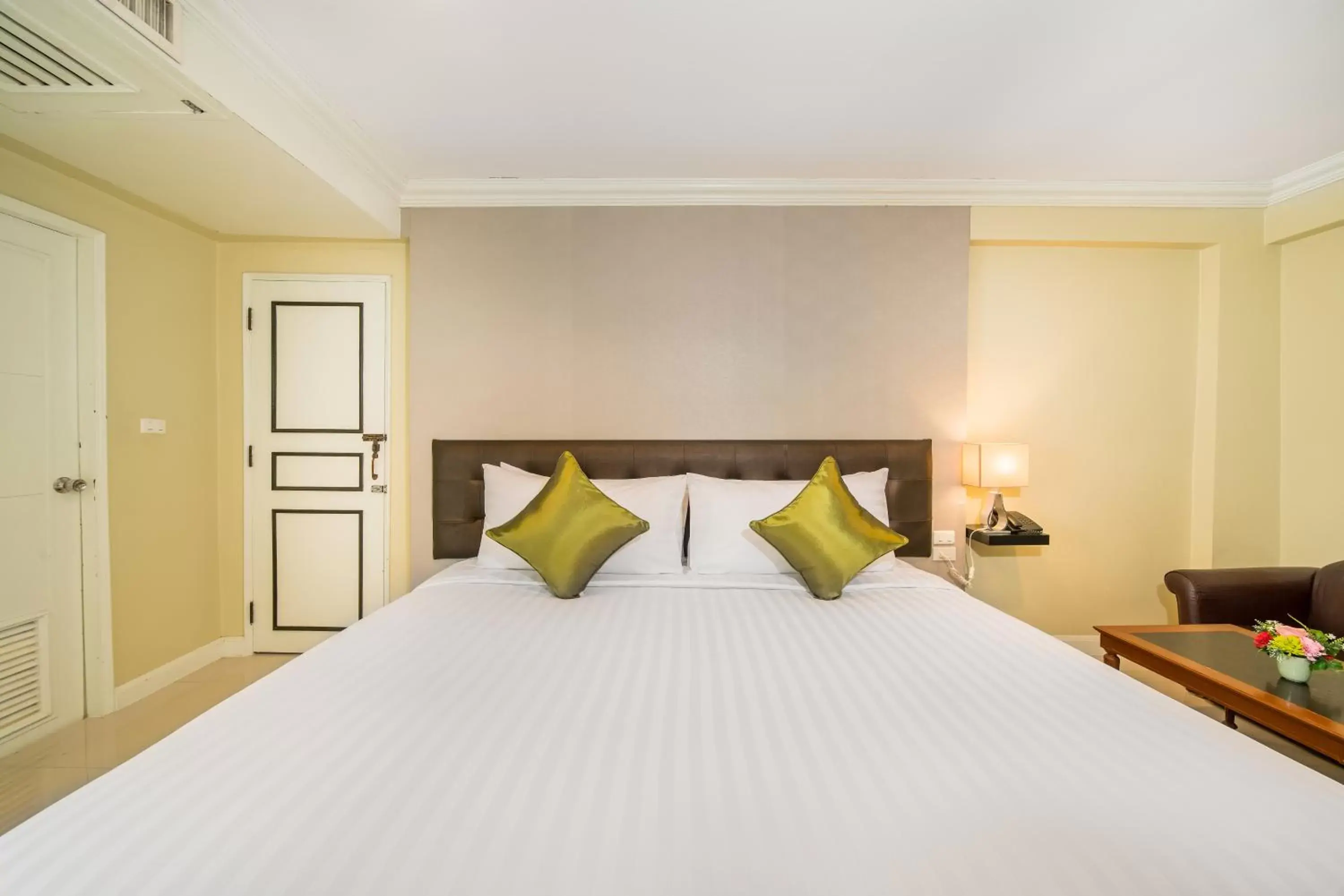 Bedroom, Bed in Niran Grand Hotel