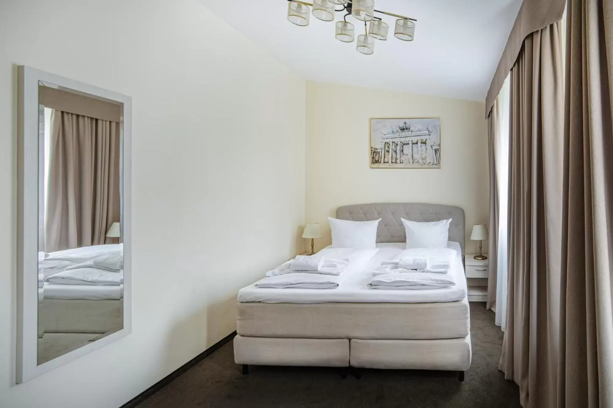 Photo of the whole room, Bed in Upper Room Hotel Kurfürstendamm