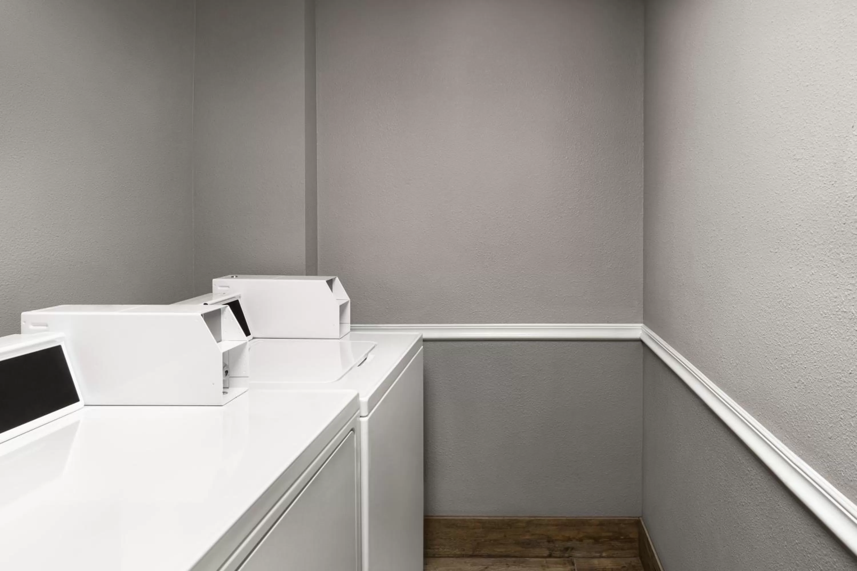 laundry in La Quinta by Wyndham Chicago Tinley Park