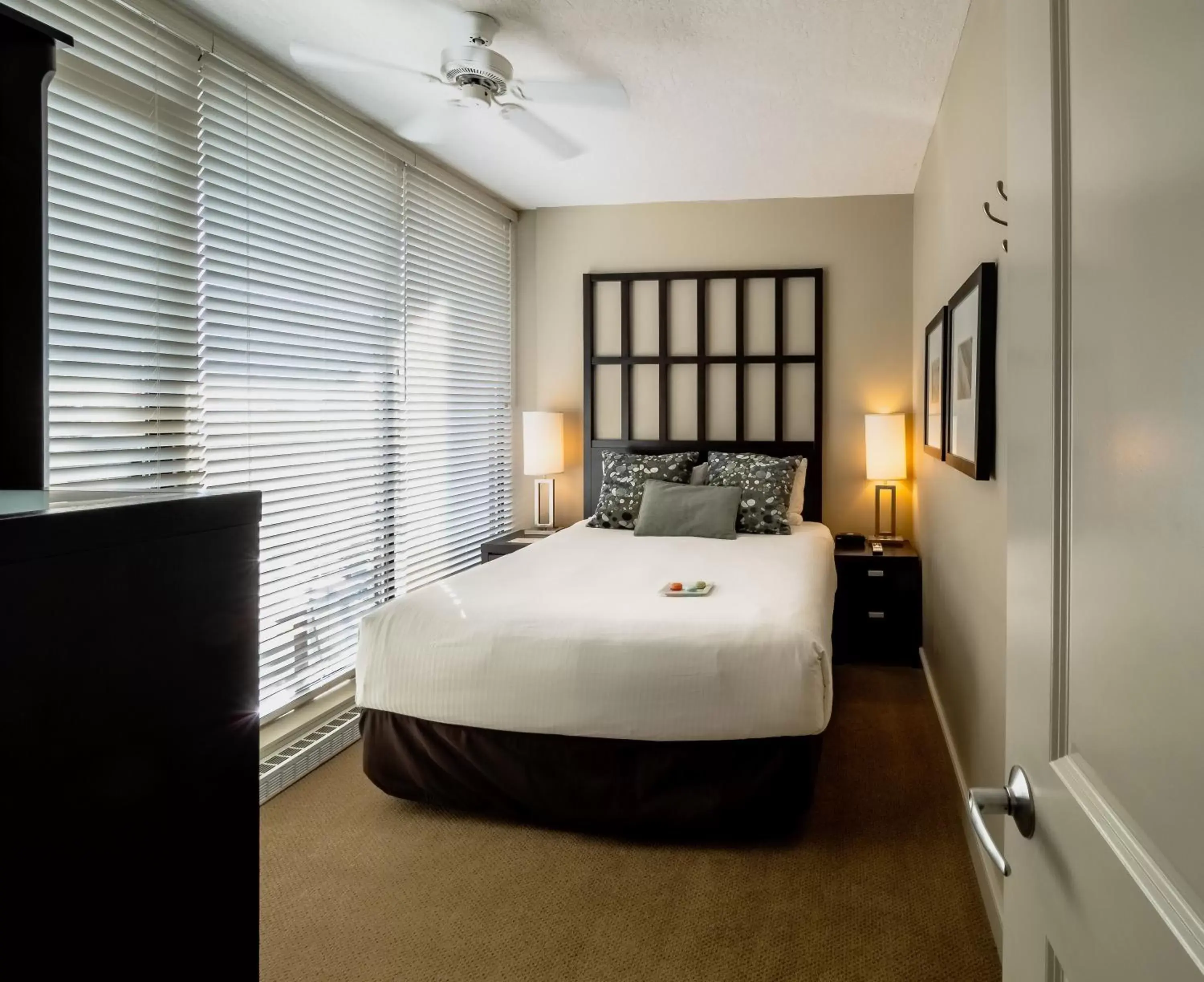 Bedroom, Bed in Oswego Hotel