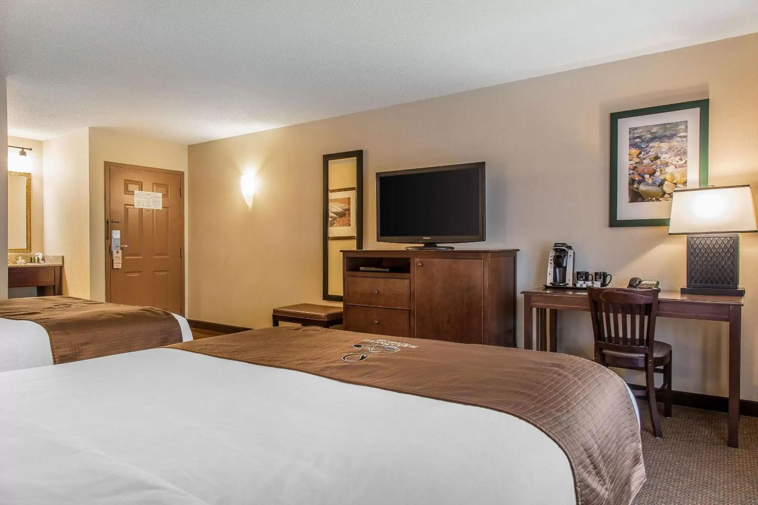 TV and multimedia, Bed in The Black Swan Lee - Lenox, Ascend Hotel Collection