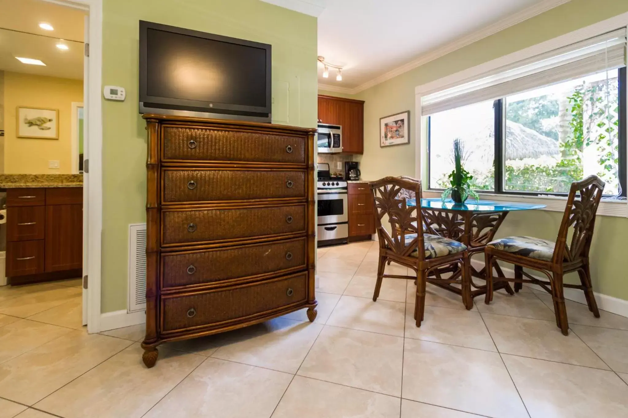 Kitchen or kitchenette, TV/Entertainment Center in Tropical Beach Resorts - Sarasota