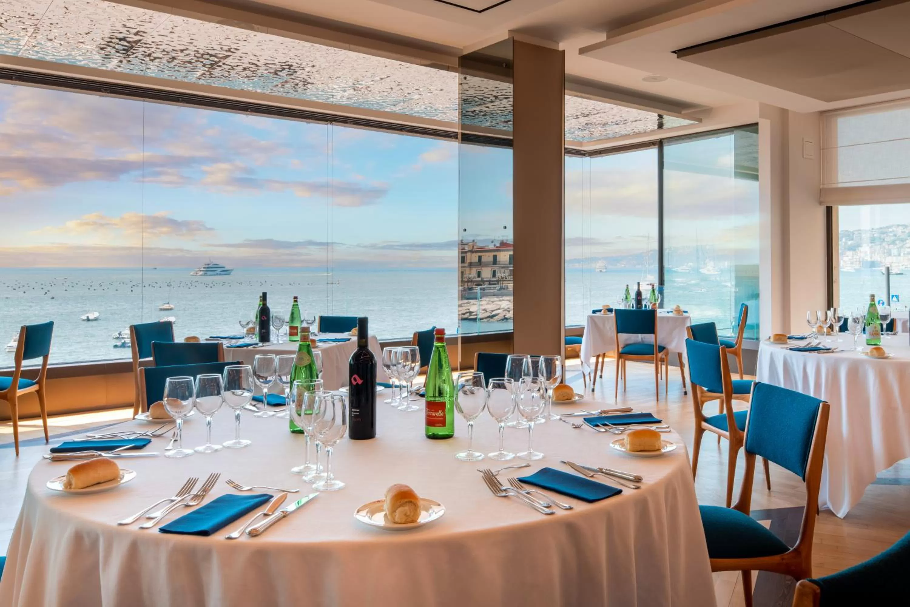 Restaurant/places to eat in Hotel Royal Continental