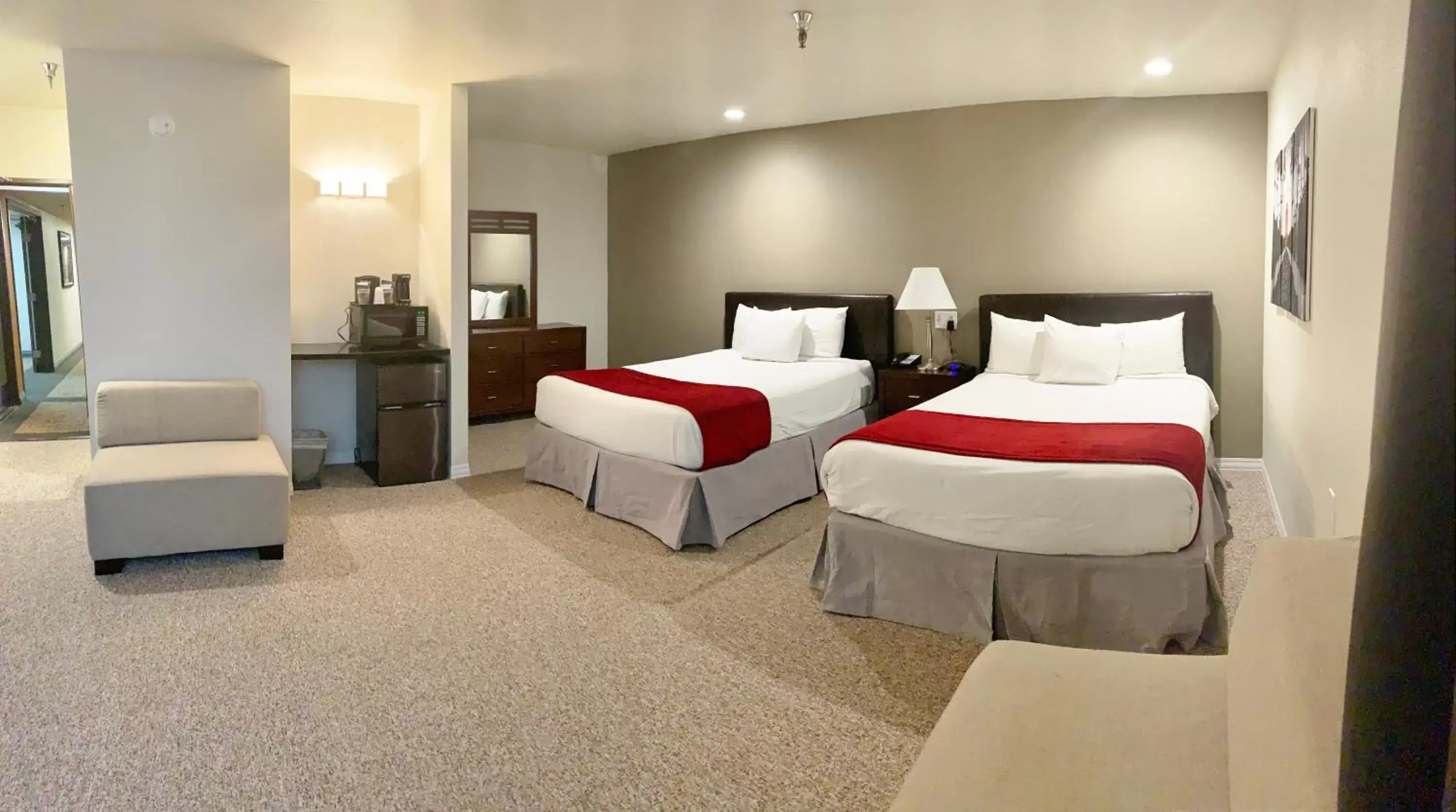 Bedroom, Bed in Redac Gateway Hotel Torrance