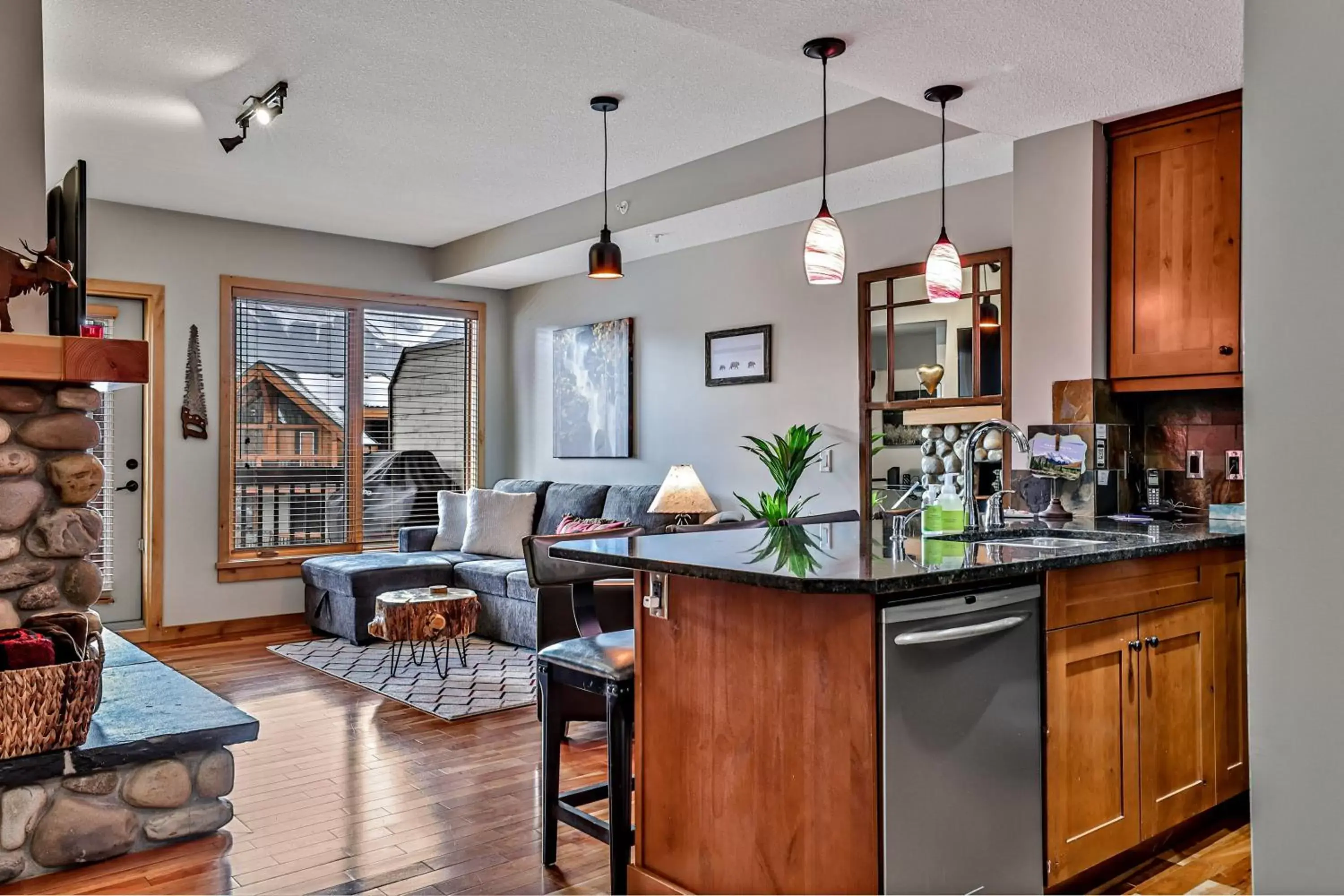 kitchen, Lobby/Reception in Tamarack Lodge by Spring Creek Vacations