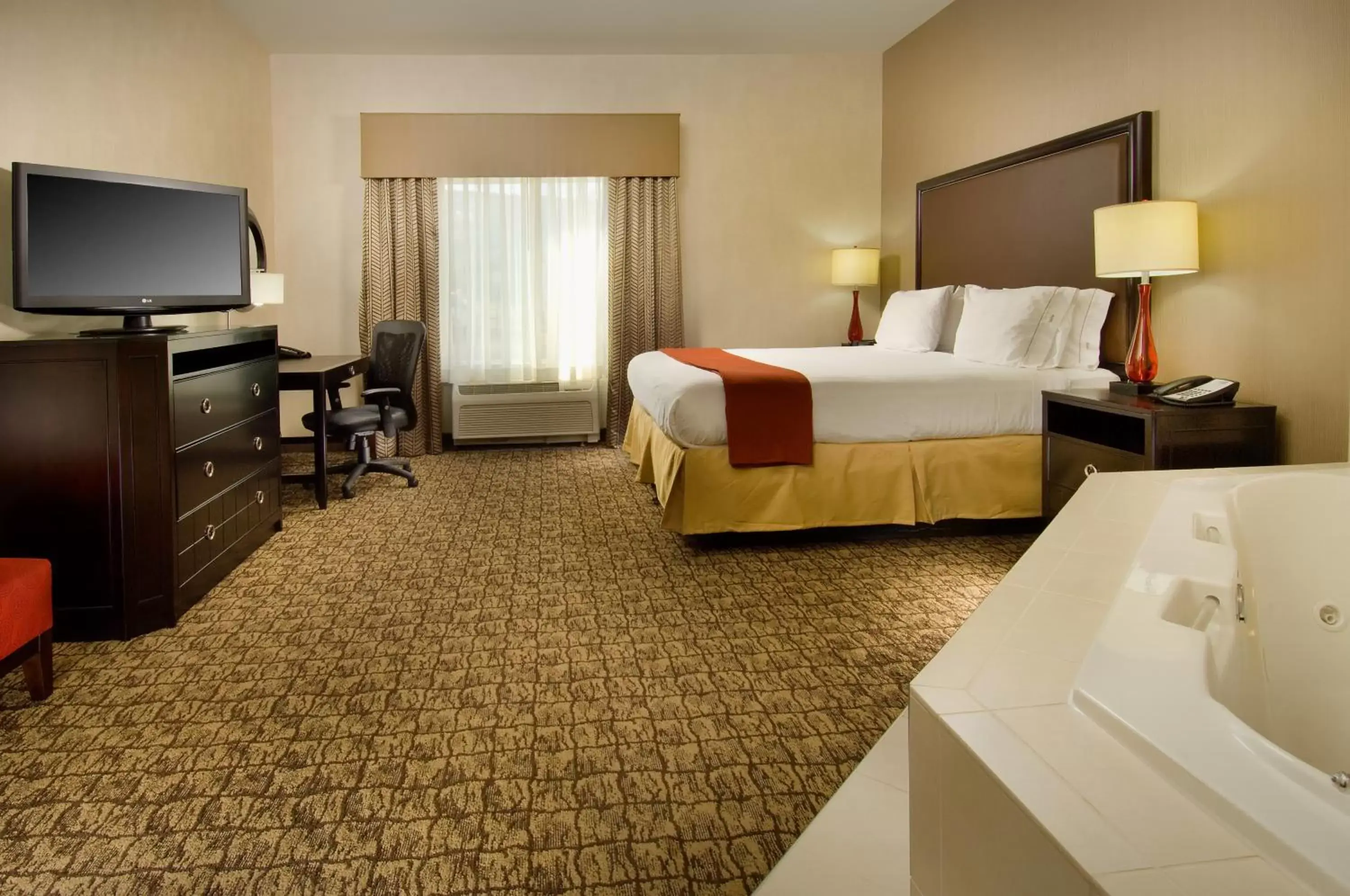Bedroom, Bed in Holiday Inn Express & Suites Alexandria - Fort Belvoir, an IHG Hotel