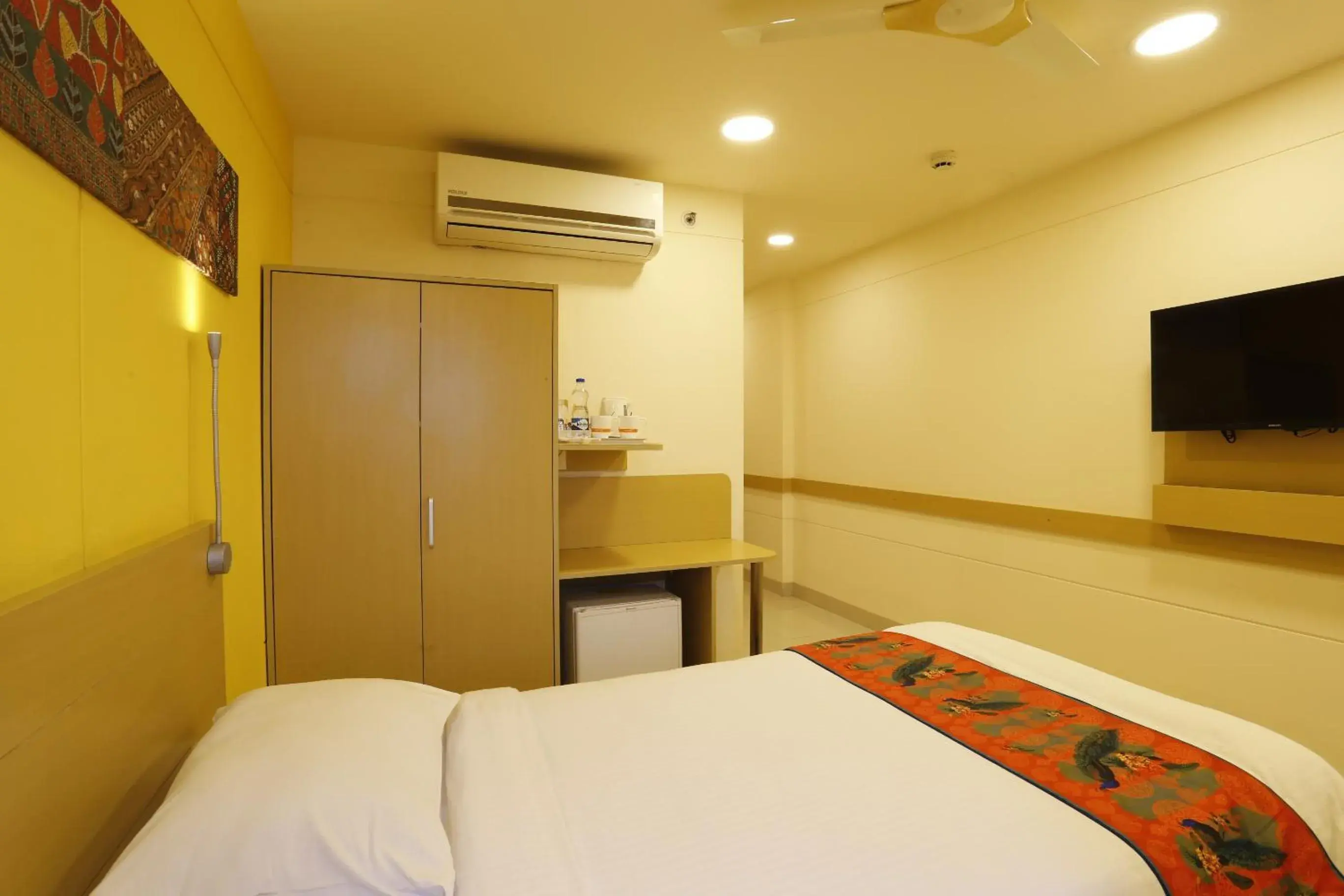 Bed in Ginger Vapi Bed in Ginger Vapi