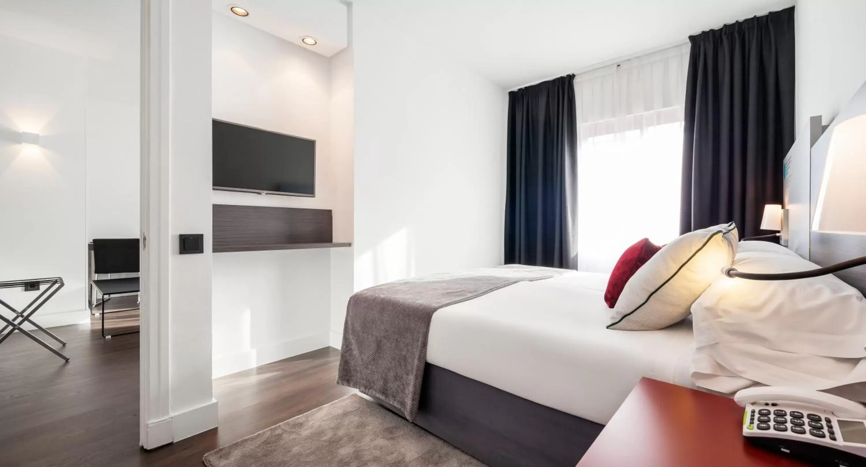 TV and multimedia, Bed in Ilunion Suites Madrid