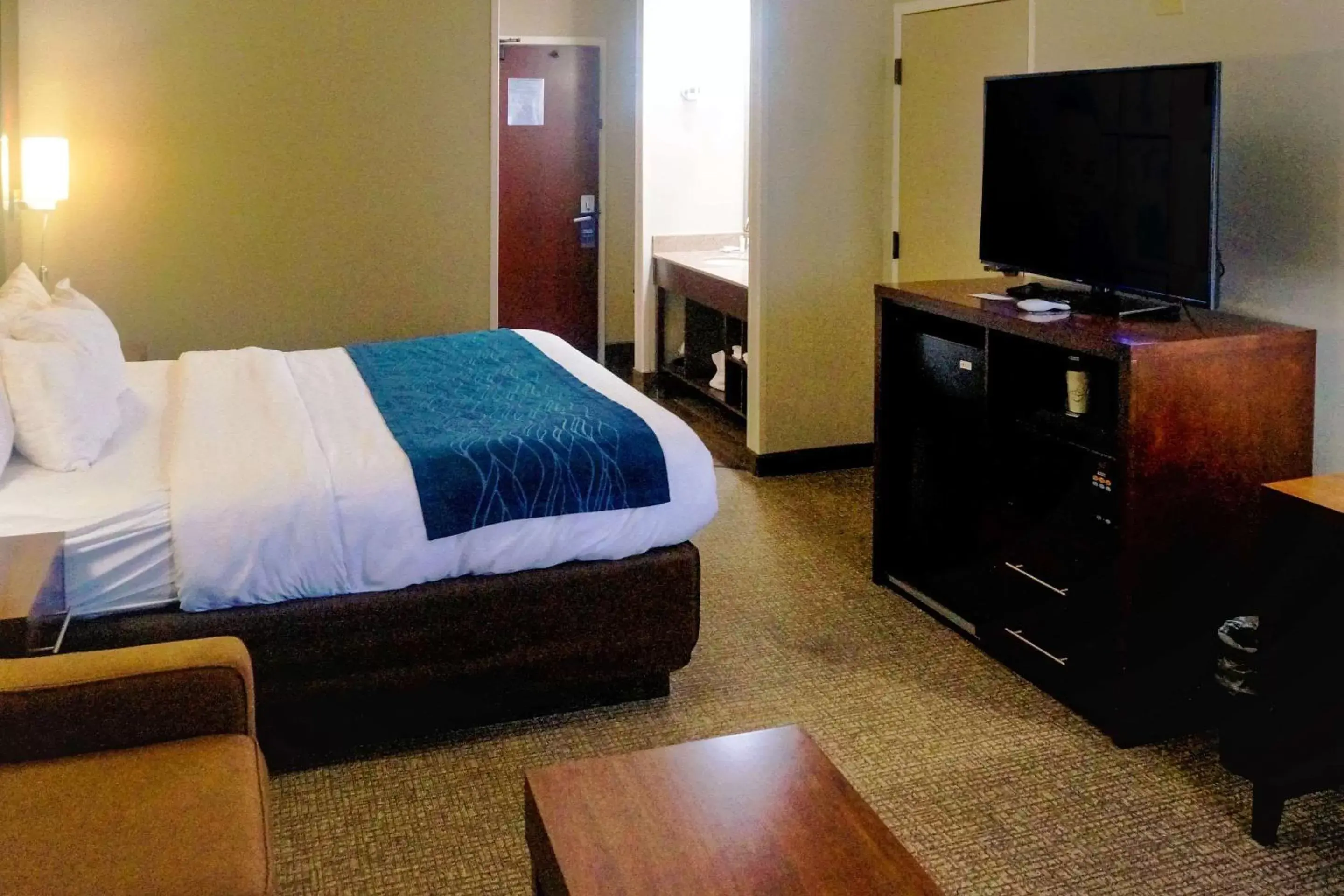 Photo of the whole room, TV/Entertainment Center in Comfort Inn & Suites Conway