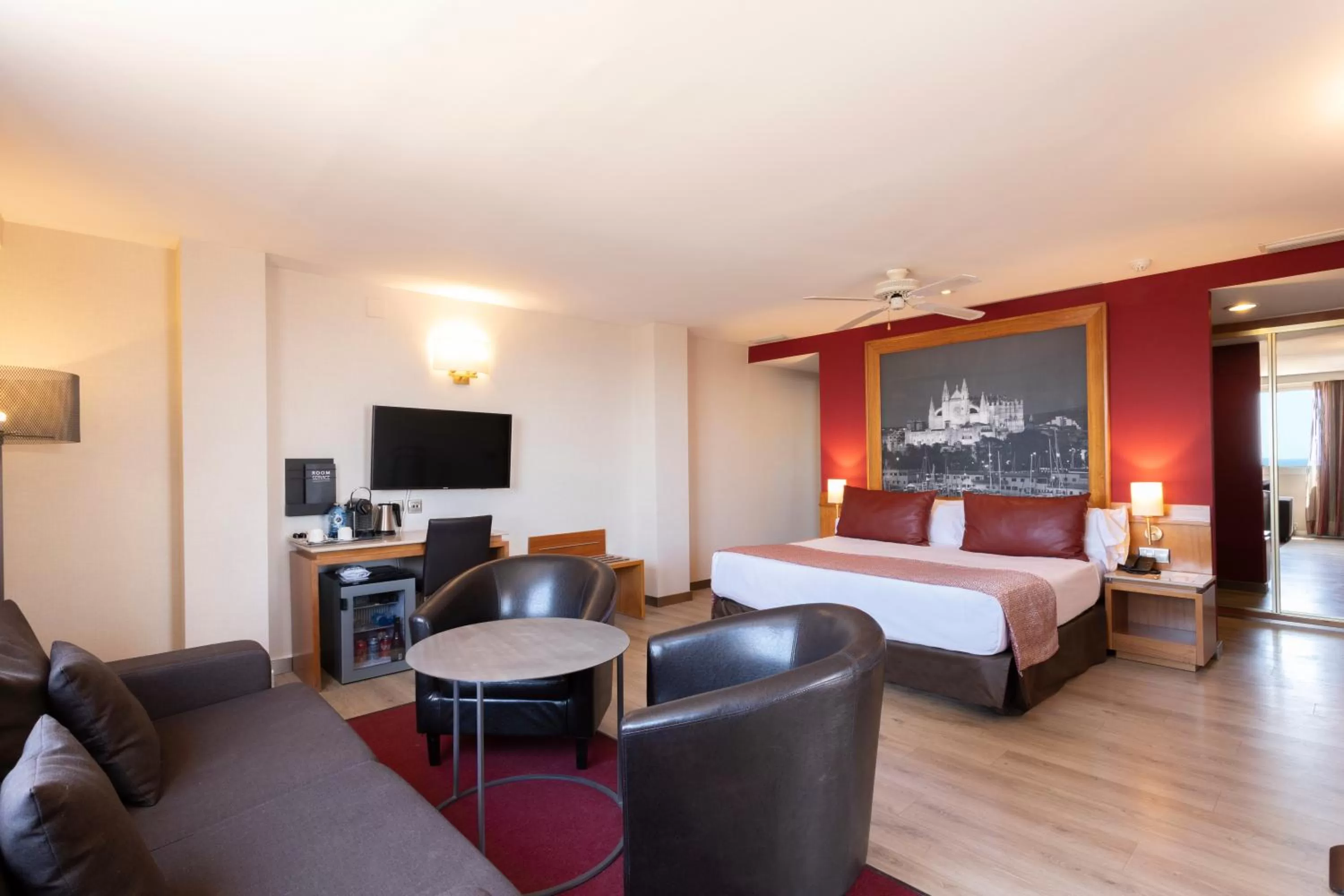 Photo of the whole room, Bed in Catalonia Majórica