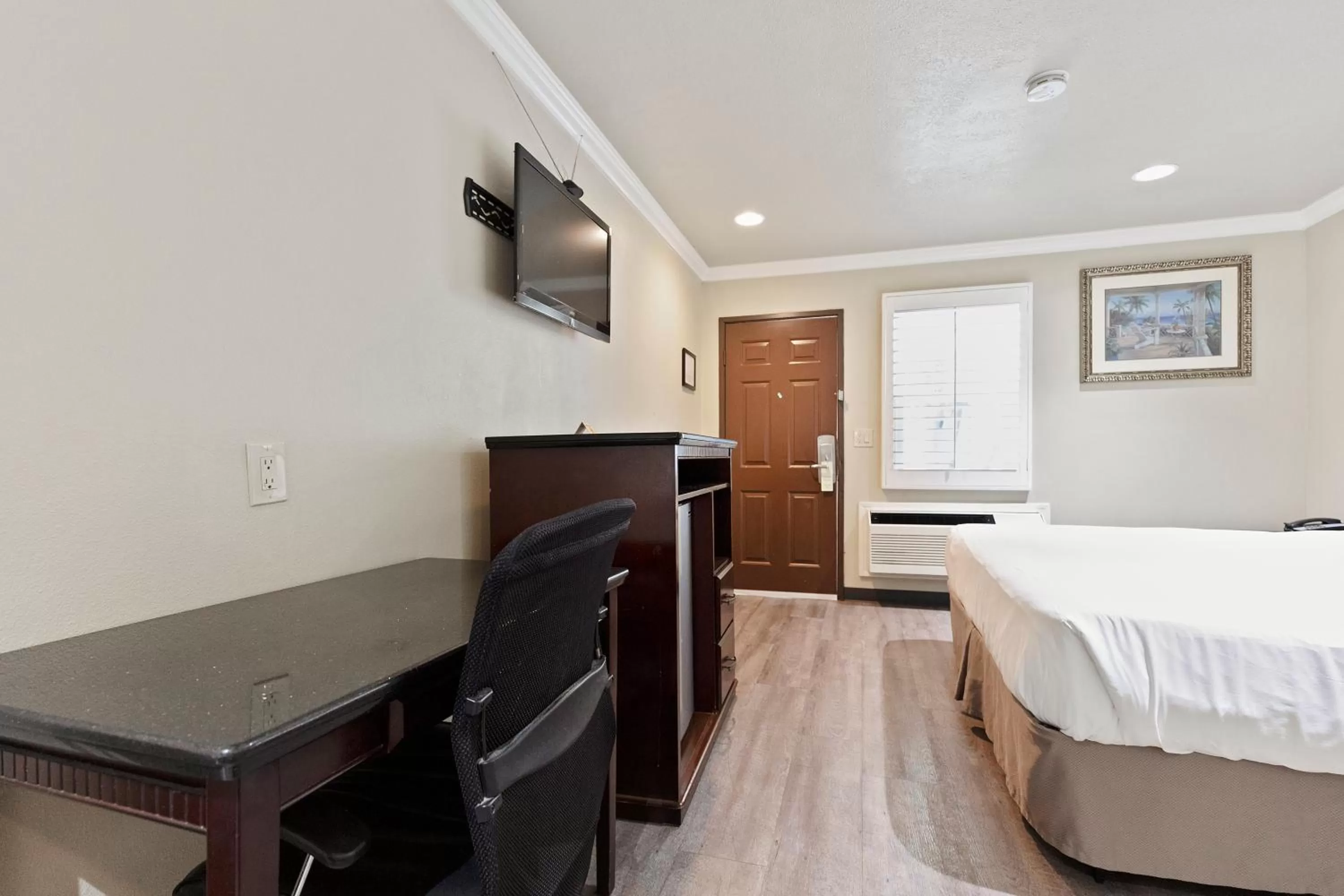 Bed in Le Blanc Inn & Suites