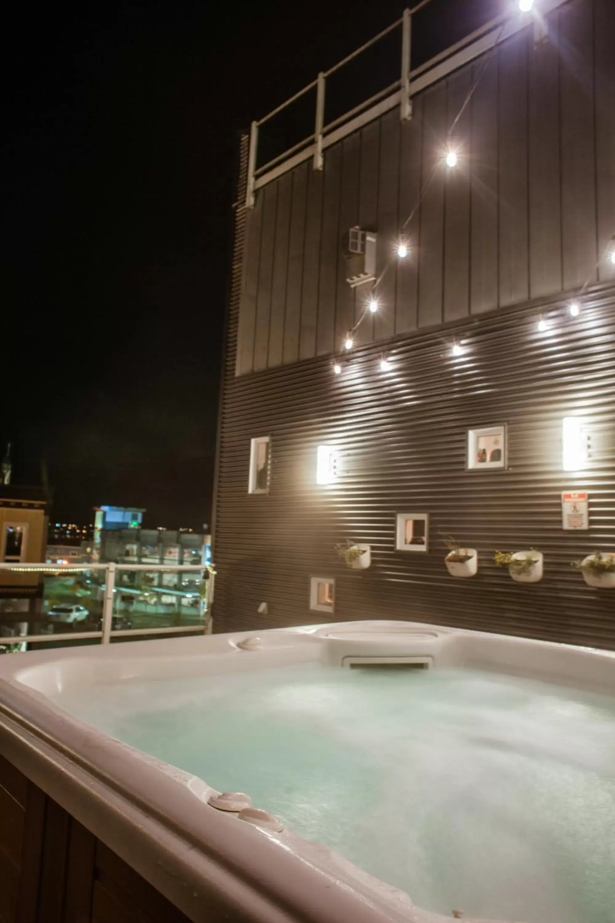 Hot Tub, Property Building in Silverbow Inn & Suites