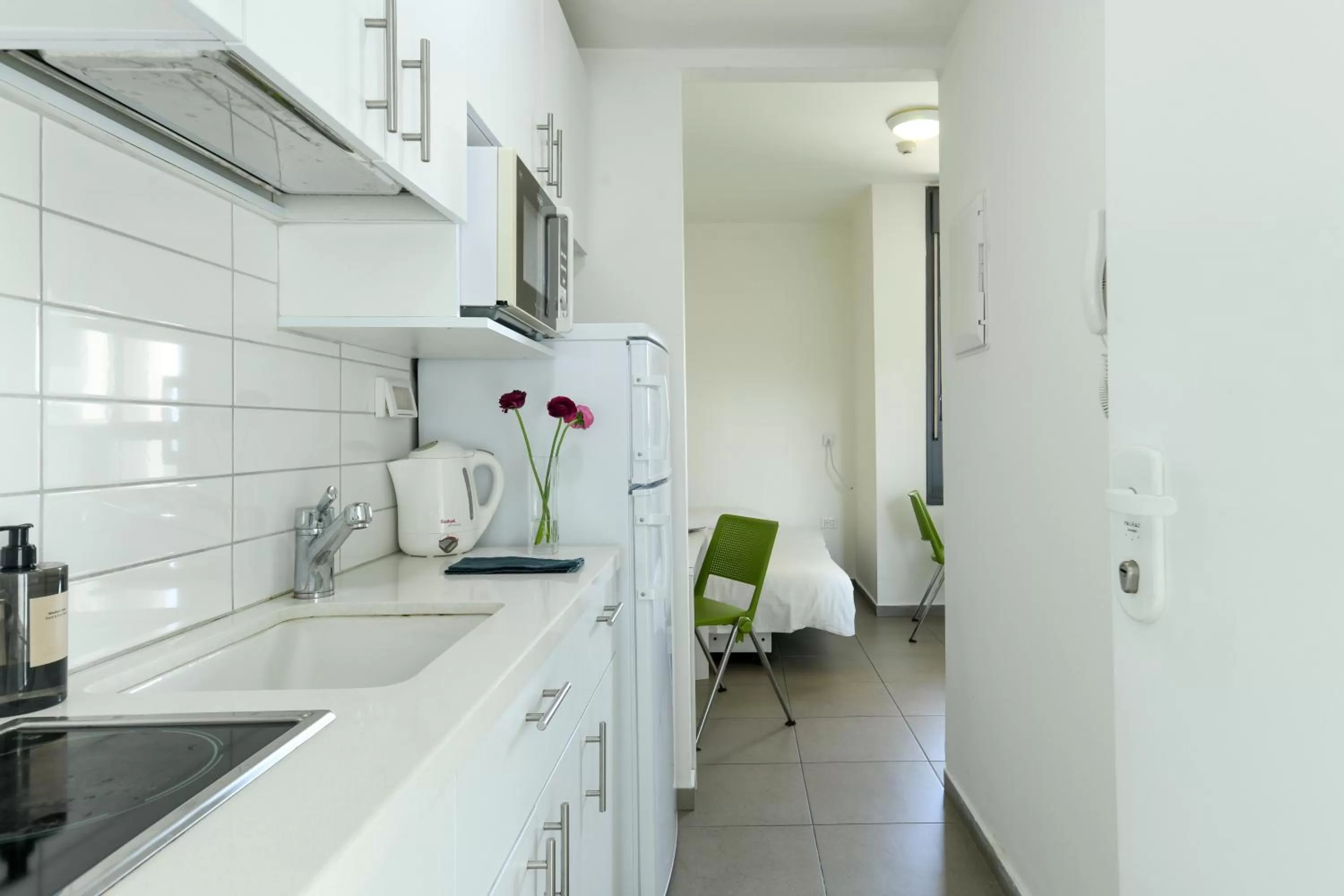 Kitchen or kitchenette in דירות גני תערוכה - TLV university apartments near Expo by Sea N' Rent