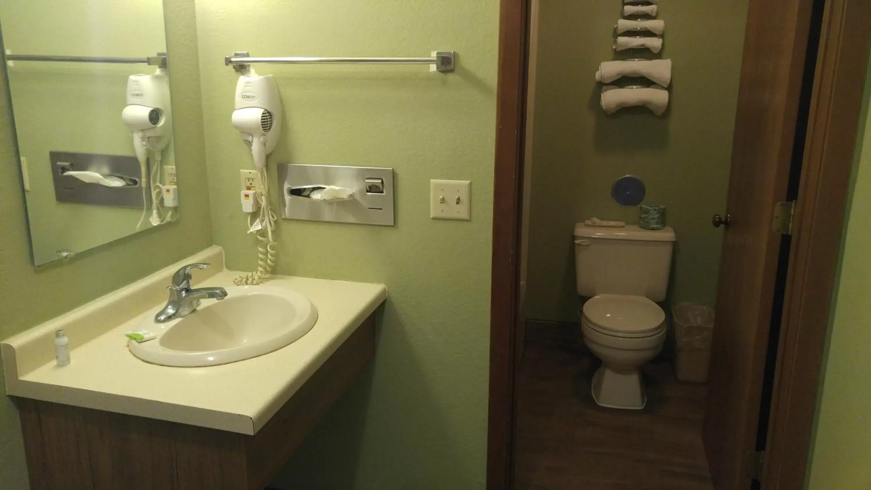 Bedroom, Bathroom in Harbor Lights Lodge