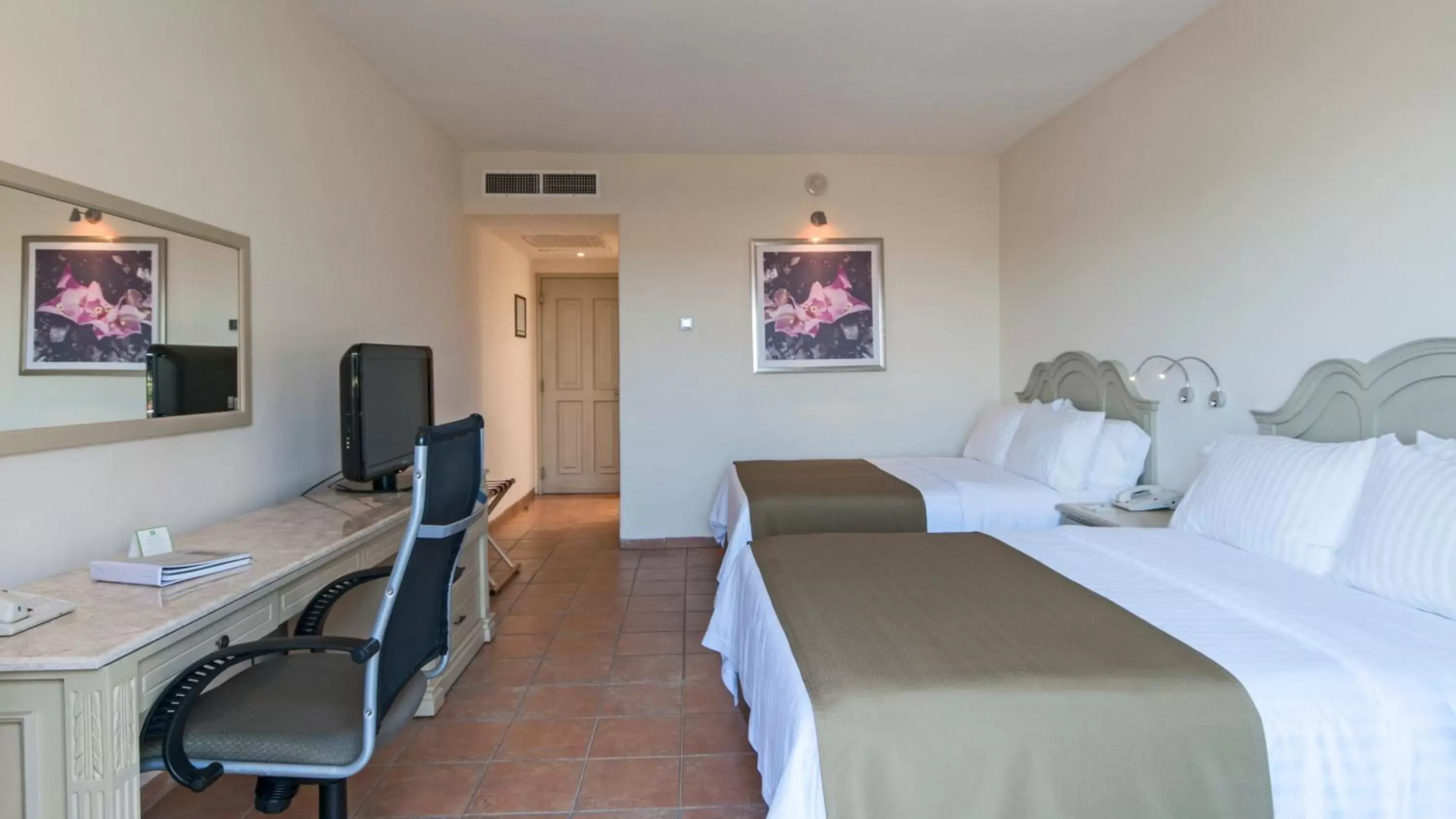 Bedroom in Holiday Inn Ciudad Del Carmen, an IHG Hotel
