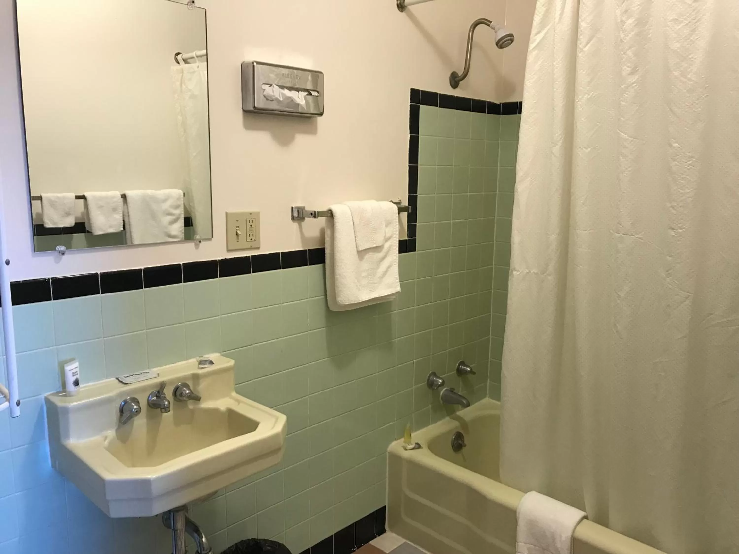 Bathroom in Motel Grand