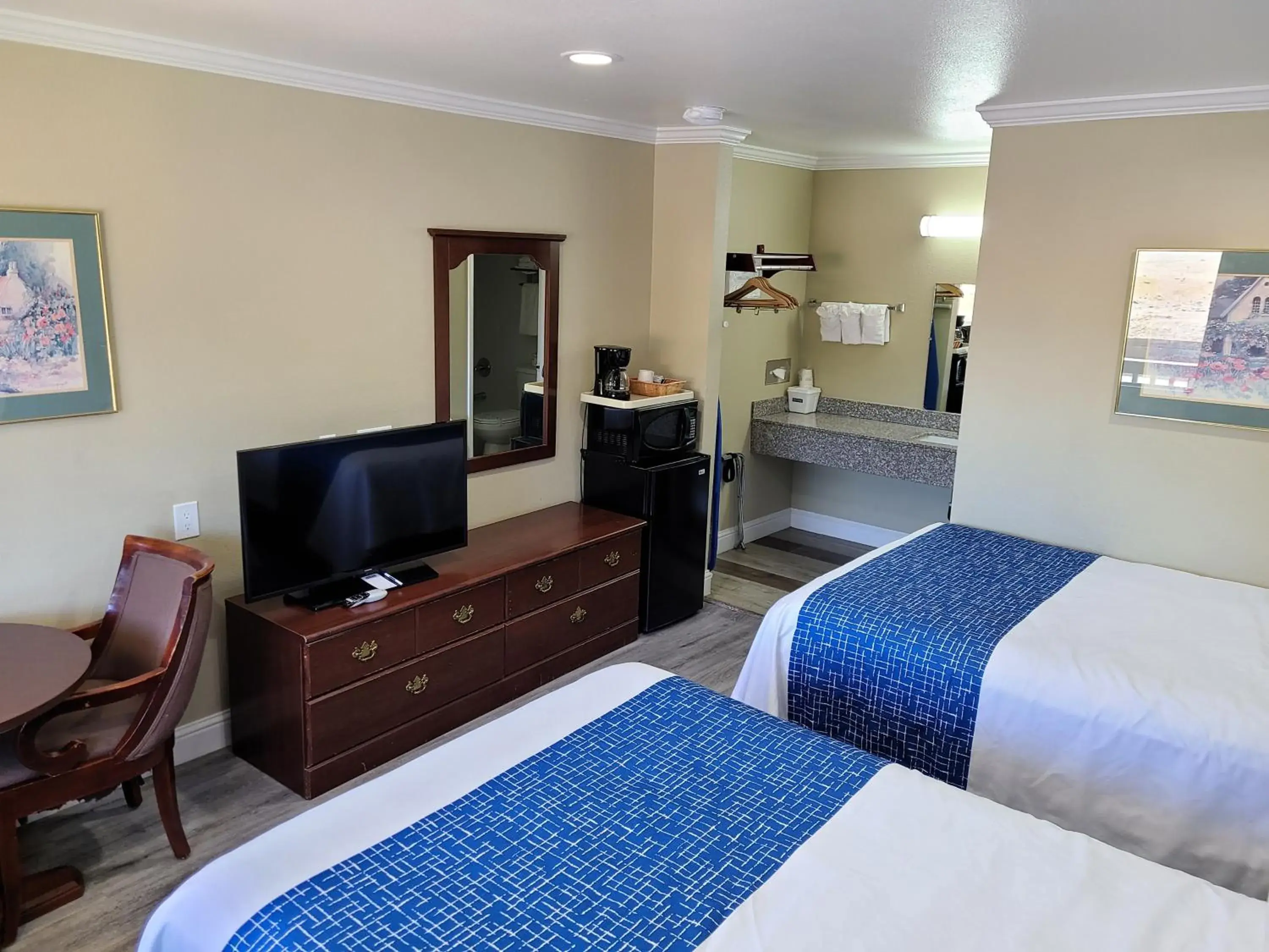 Bedroom, TV/Entertainment Center in Travelodge by Wyndham Clearlake