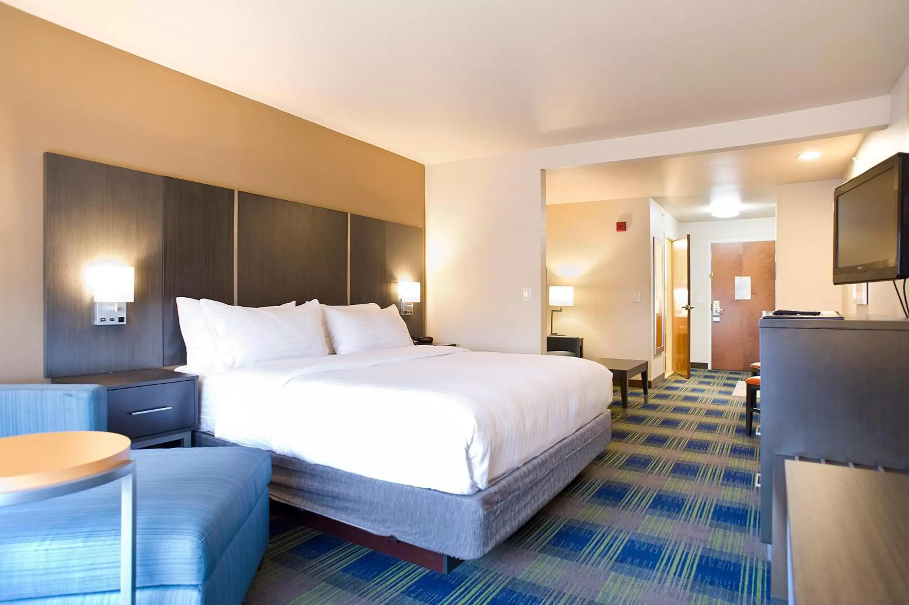 Photo of the whole room, Bed in Holiday Inn Express Hotel & Suites Brookings, an IHG Hotel