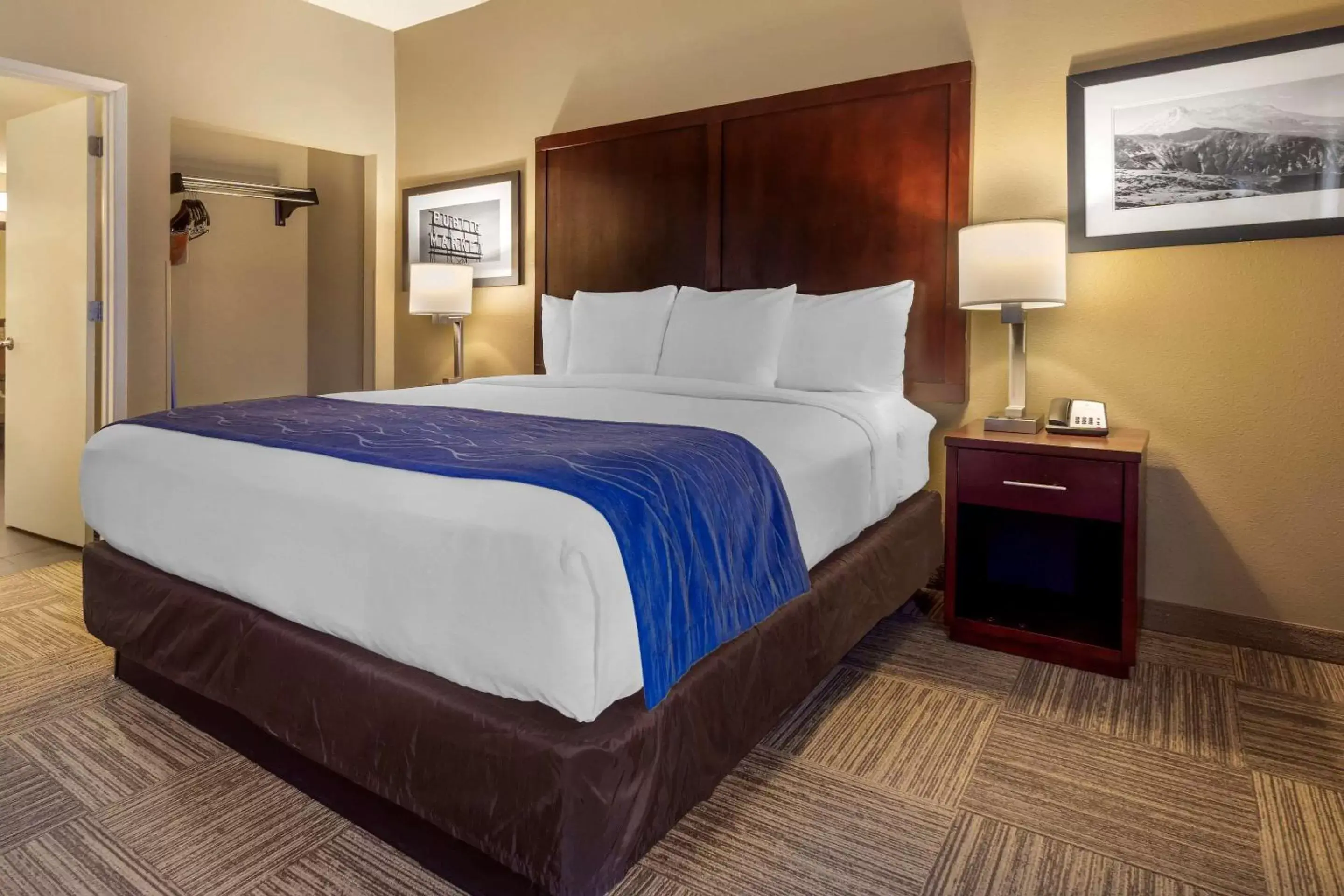 Photo of the whole room, Bed in Comfort Inn & Suites SeaTac