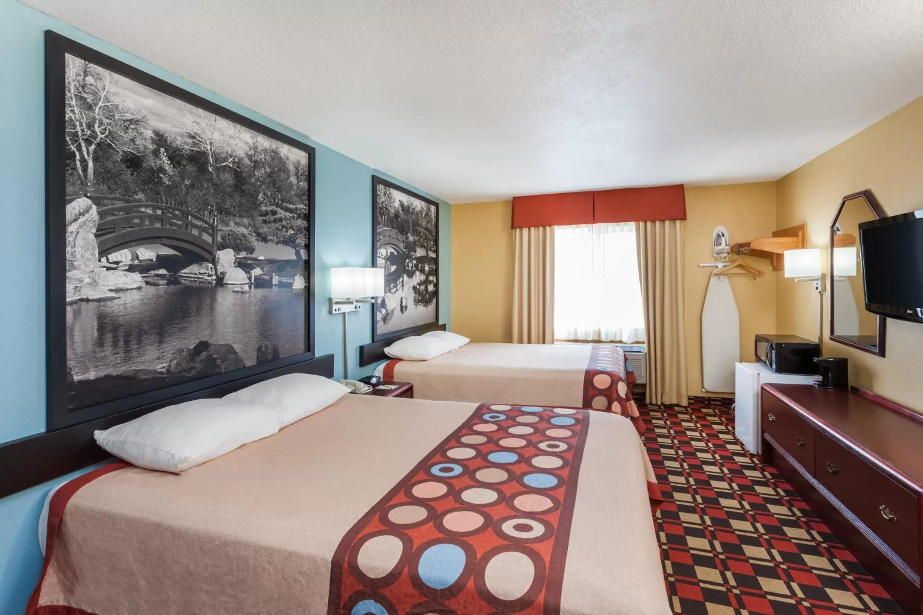 Photo of the whole room, Bed in Econo Lodge