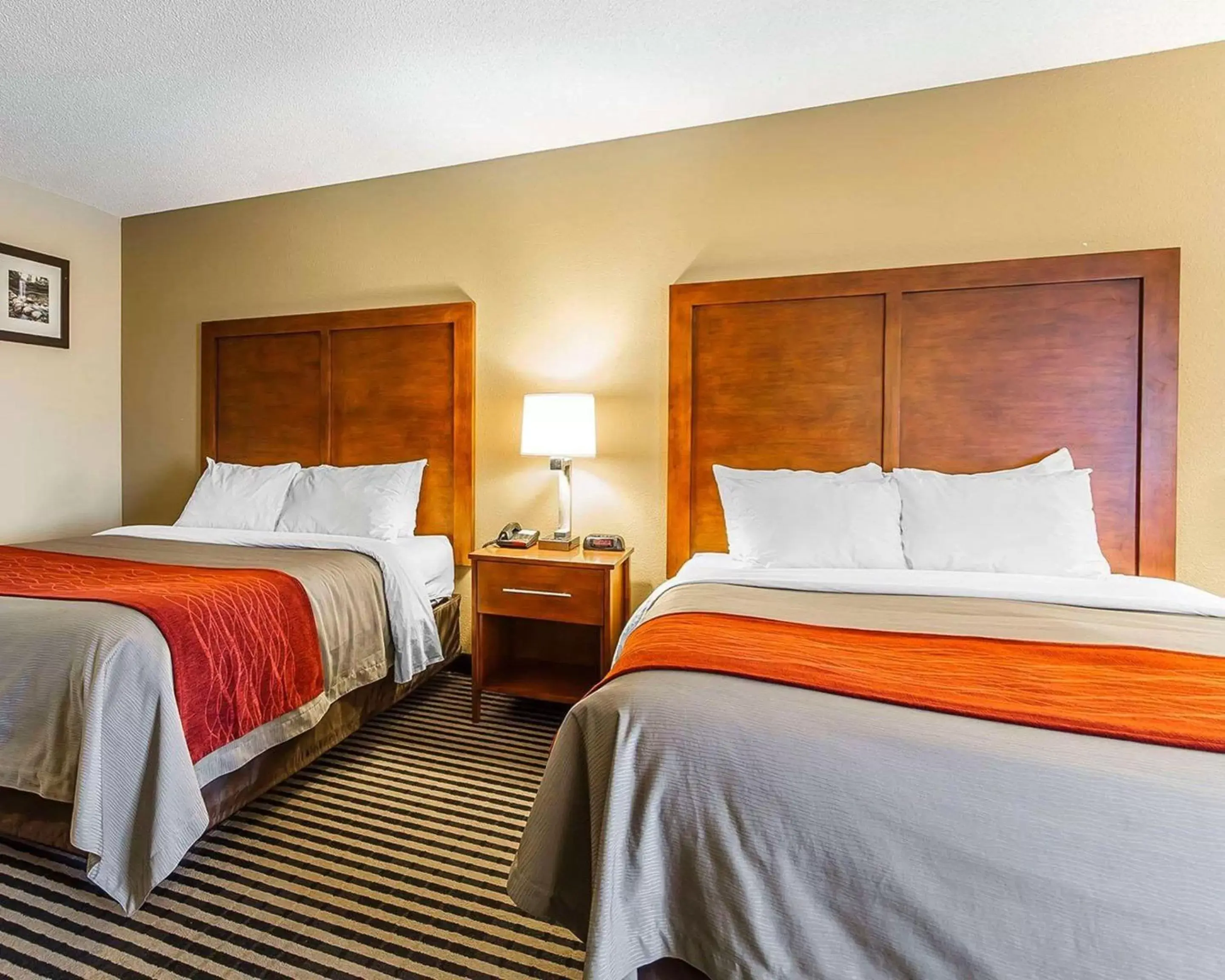 Photo of the whole room, Bed in Comfort Inn Owatonna near Medical Center