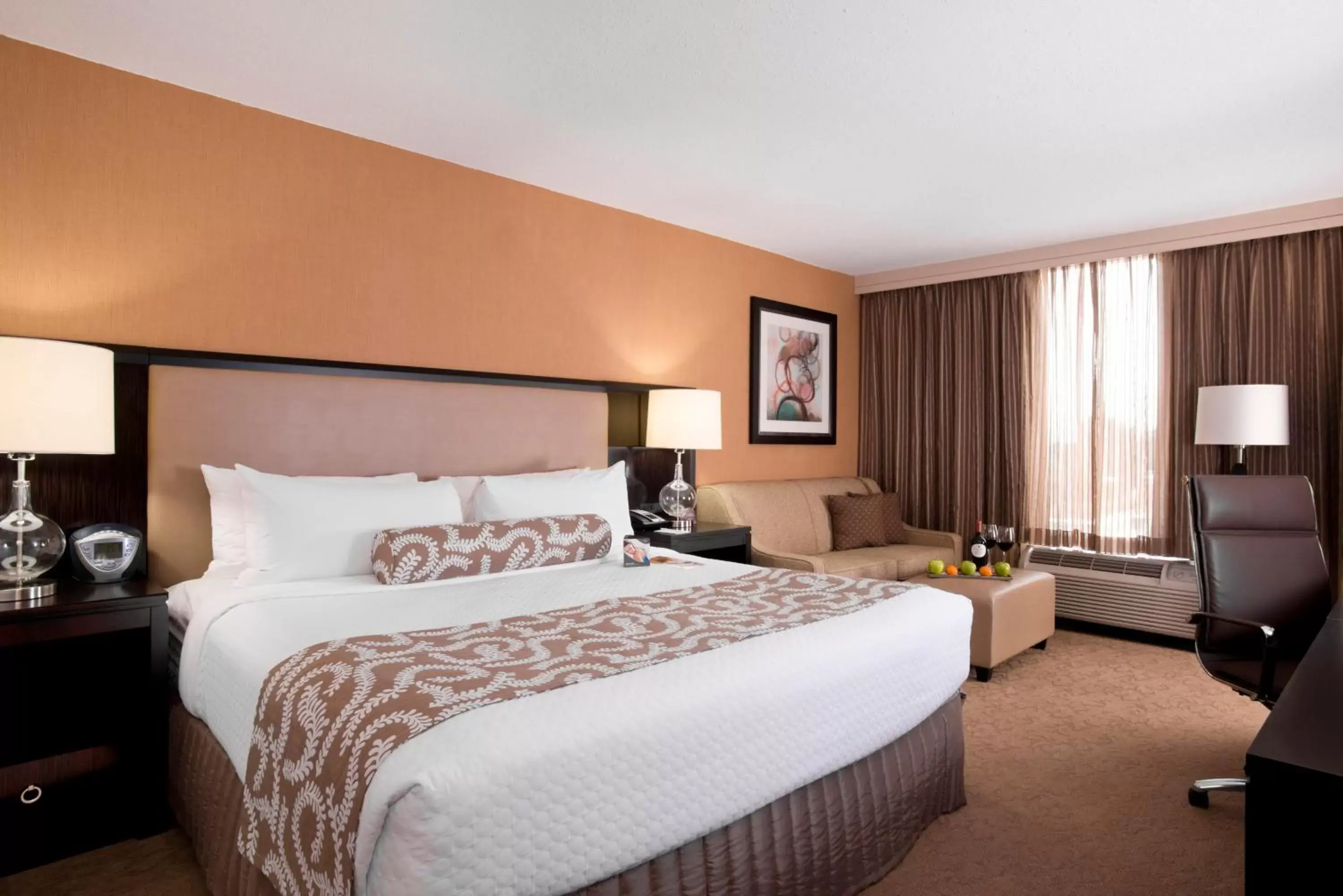 Photo of the whole room, Bed in Crowne Plaza Greenville, an IHG Hotel