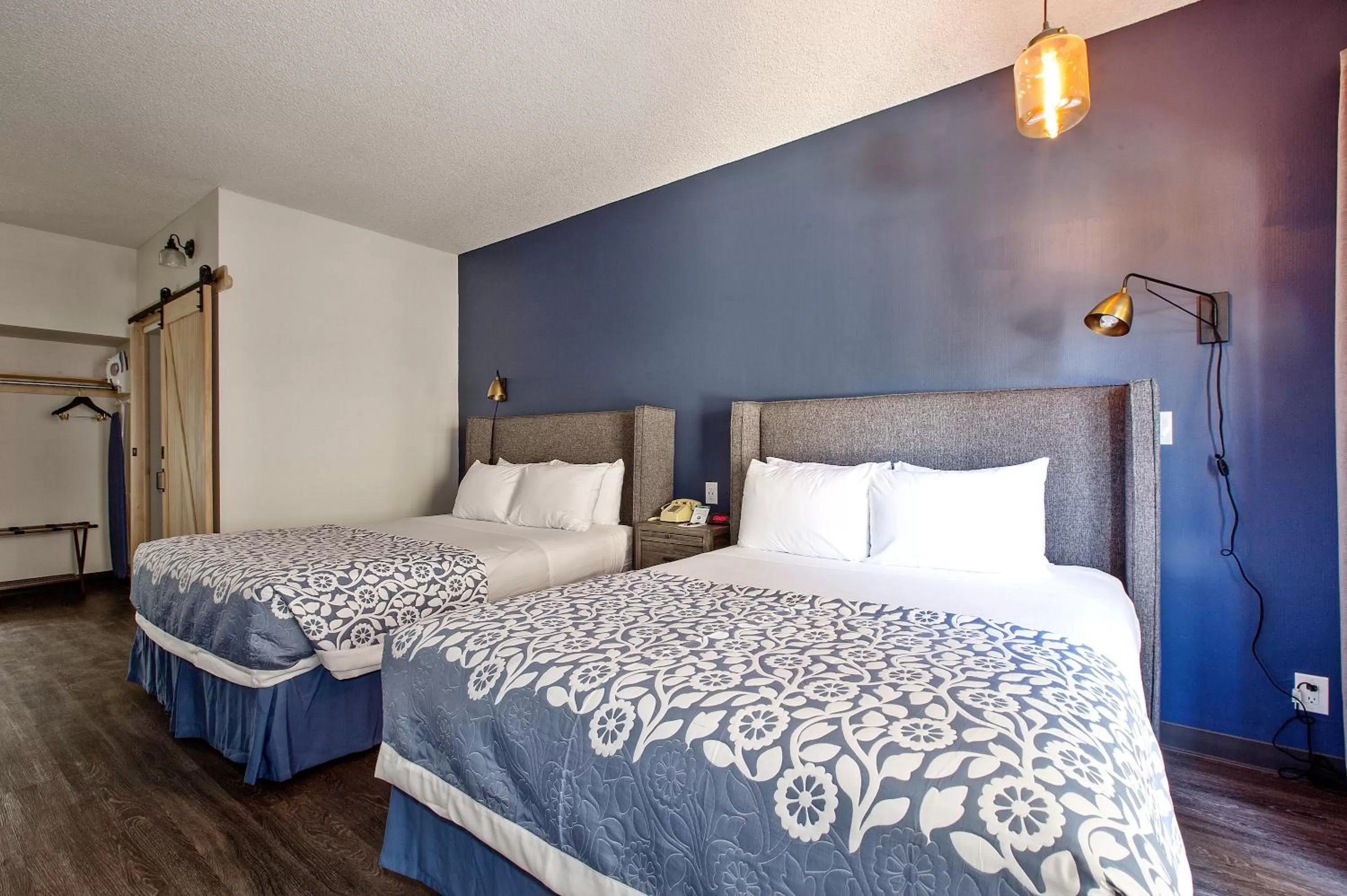 Bedroom, Bed in Sideways Inn