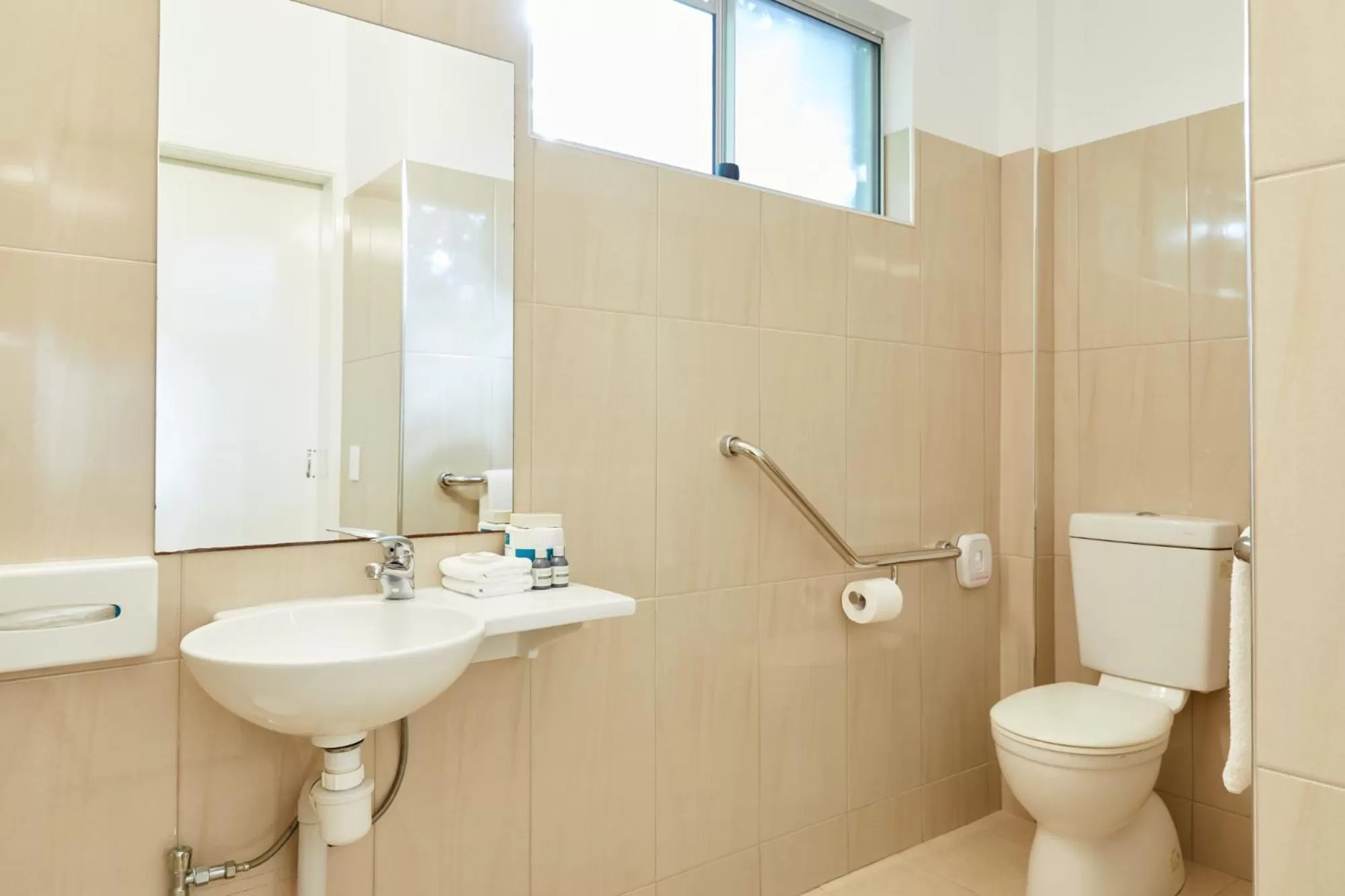 Twin Room - Disability Access in The Sails Motel Brunswick Heads