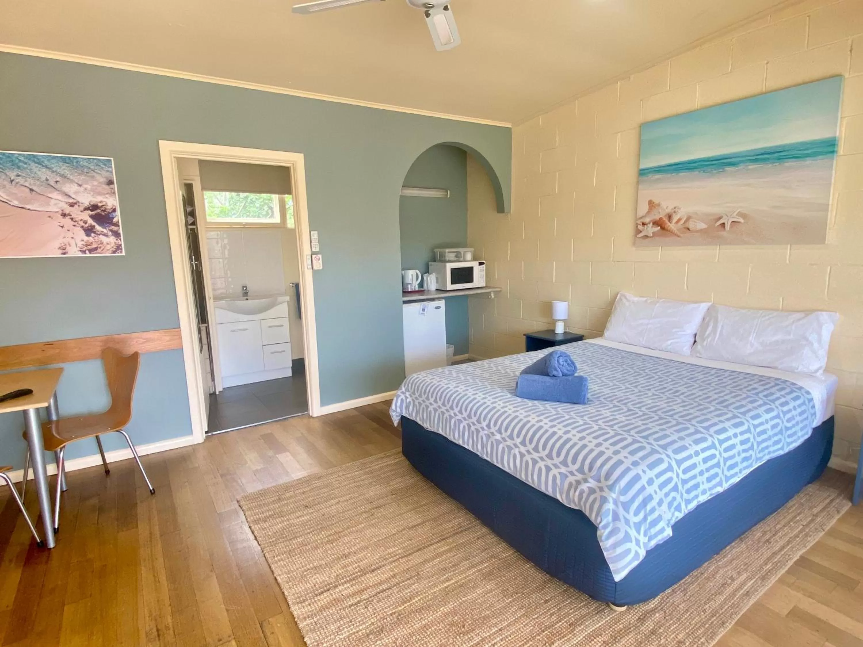 Photo of the whole room in Rye Beach Motel Australia