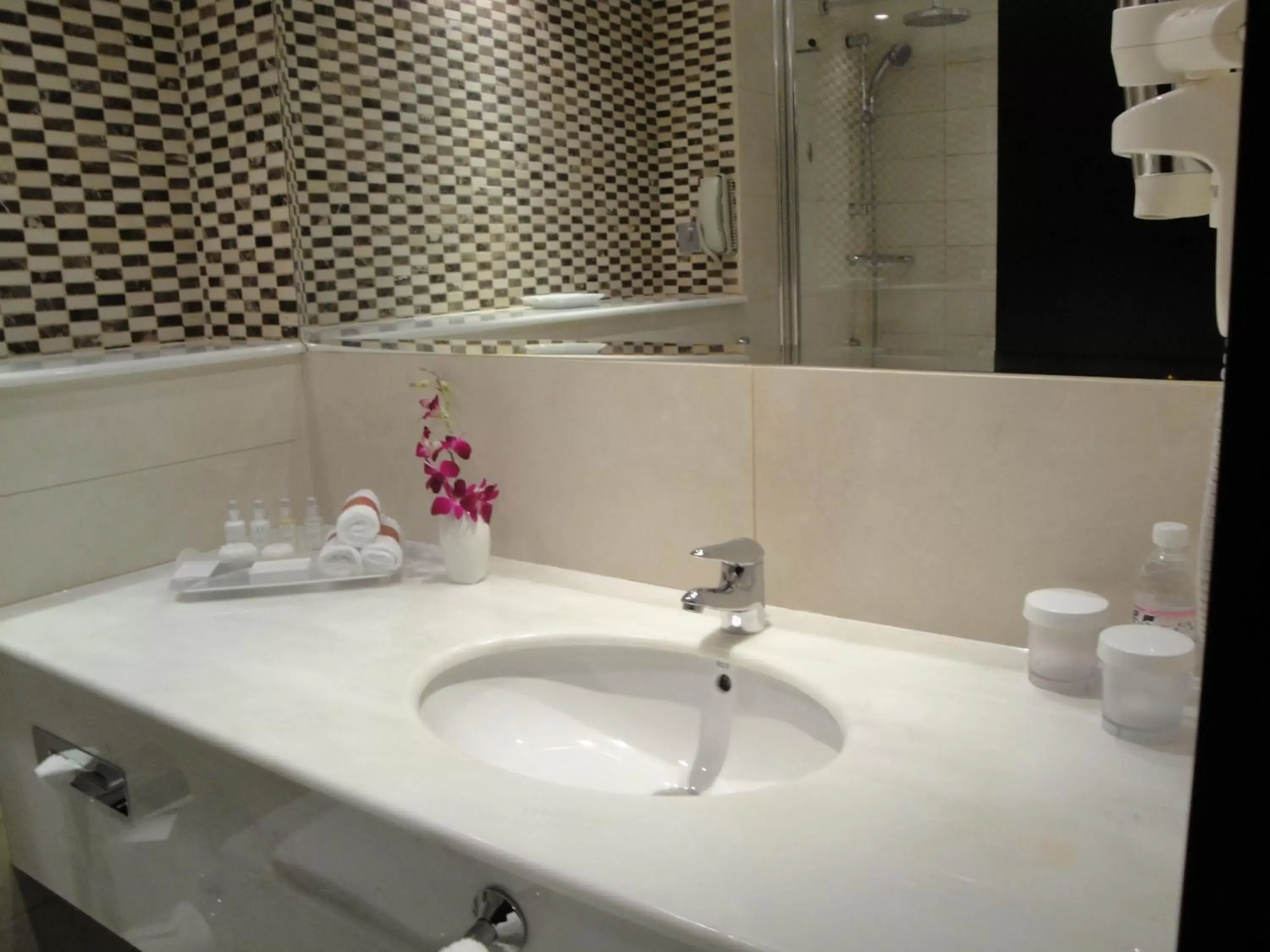 Bathroom in Crowne Plaza Jeddah, an IHG Hotel