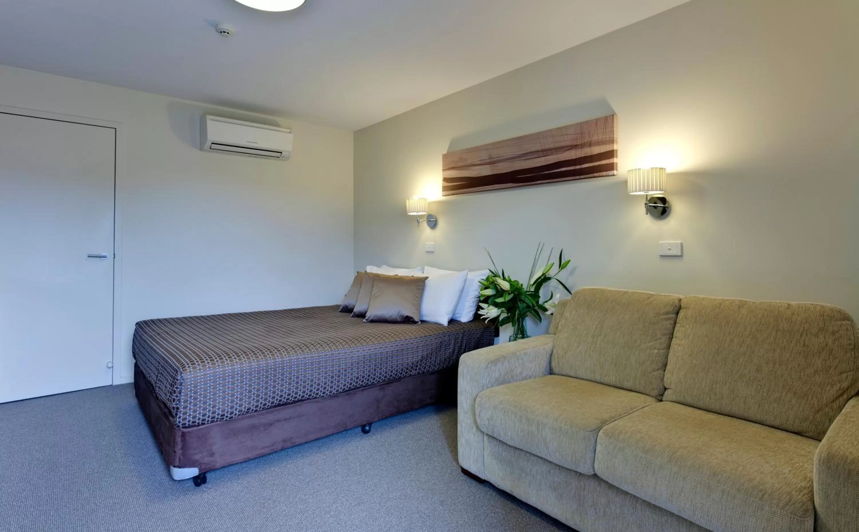 Photo of the whole room in ibis Styles Canberra Tall Trees