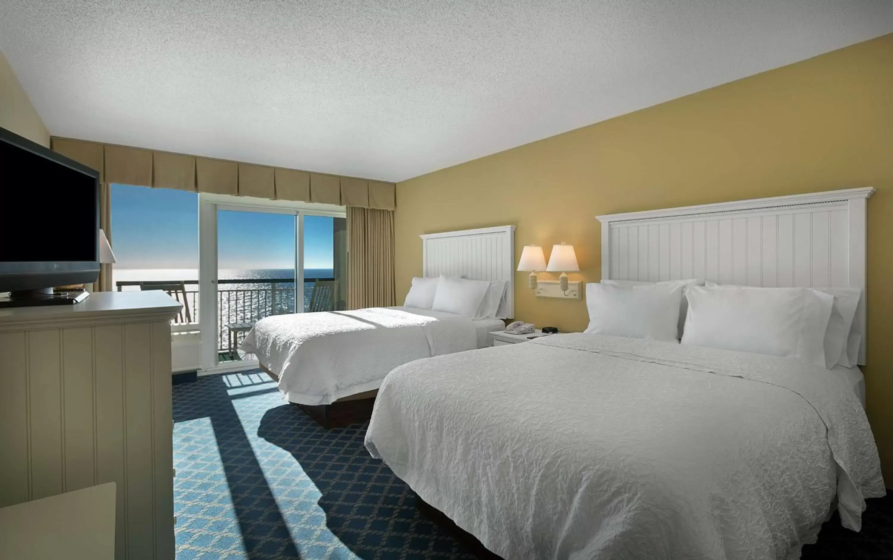 Bed in Hampton Inn & Suites Myrtle Beach Oceanfront