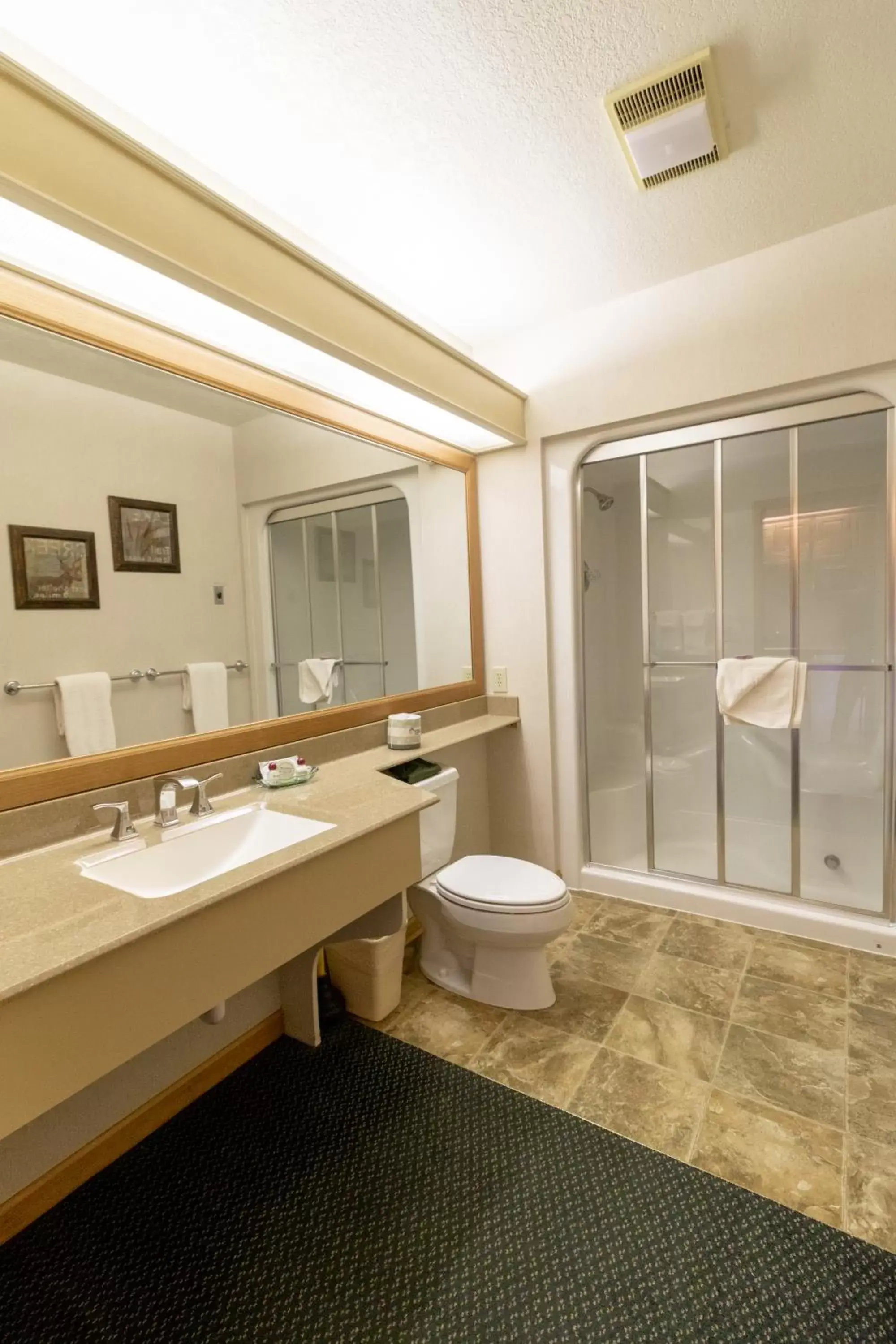 Deluxe Queen Room with Two Queen Beds in Wildwood Inn Deluxe Queen Room with Two Queen Beds in Wildwood Inn